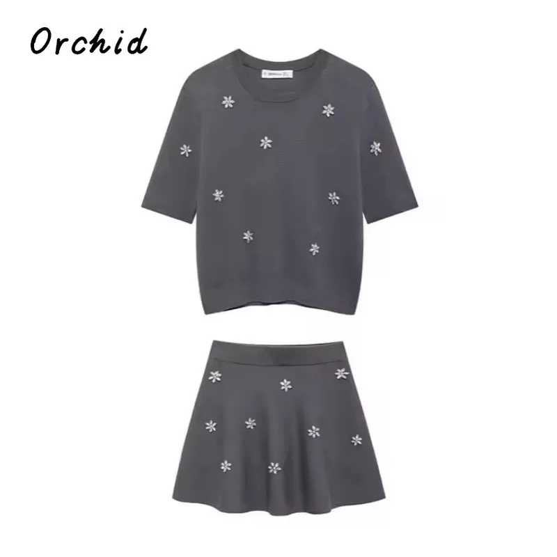 Knitted Rhinestone Mini Skirt Sets For Women 2 Pieces Short Sleeve Sweater A-line Skirts Pleated Elegant Set Women Outfit
Knitted Rhinestone Mini Skirt Sets For Women 2 Pieces Short Sleeve Sweater A-line Skirts Pleated Elegant Set Women Outfit