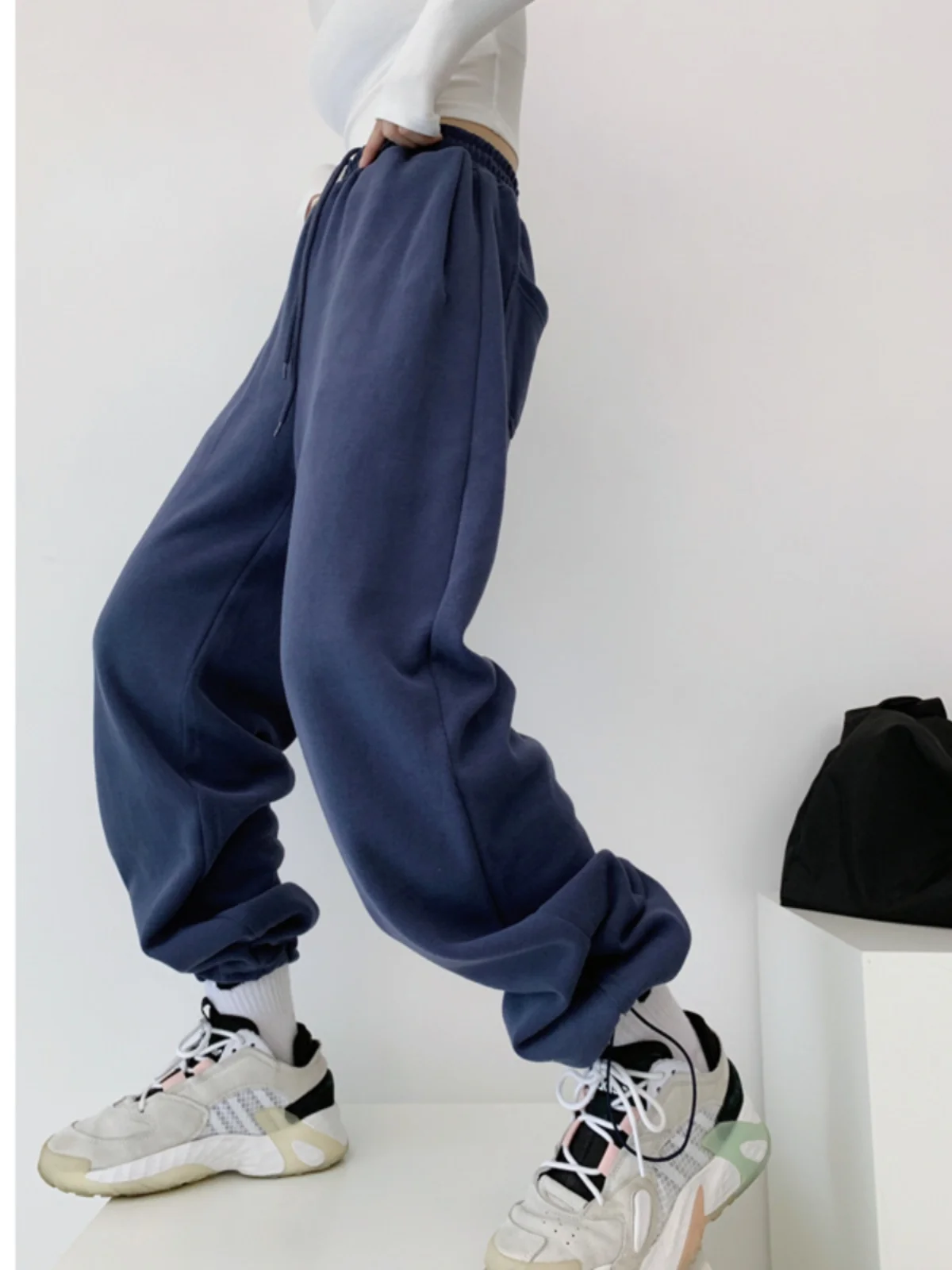 High Waist Loose Fit Sports Pants Women's American Retro Style Dark Blue Casual Wide Leg Cuffed Long Trousers Sweatpants
High Waist Loose Fit Sports Pants Women's American Retro Style Dark Blue Casual Wide Leg Cuffed Long Trousers Sweatpants