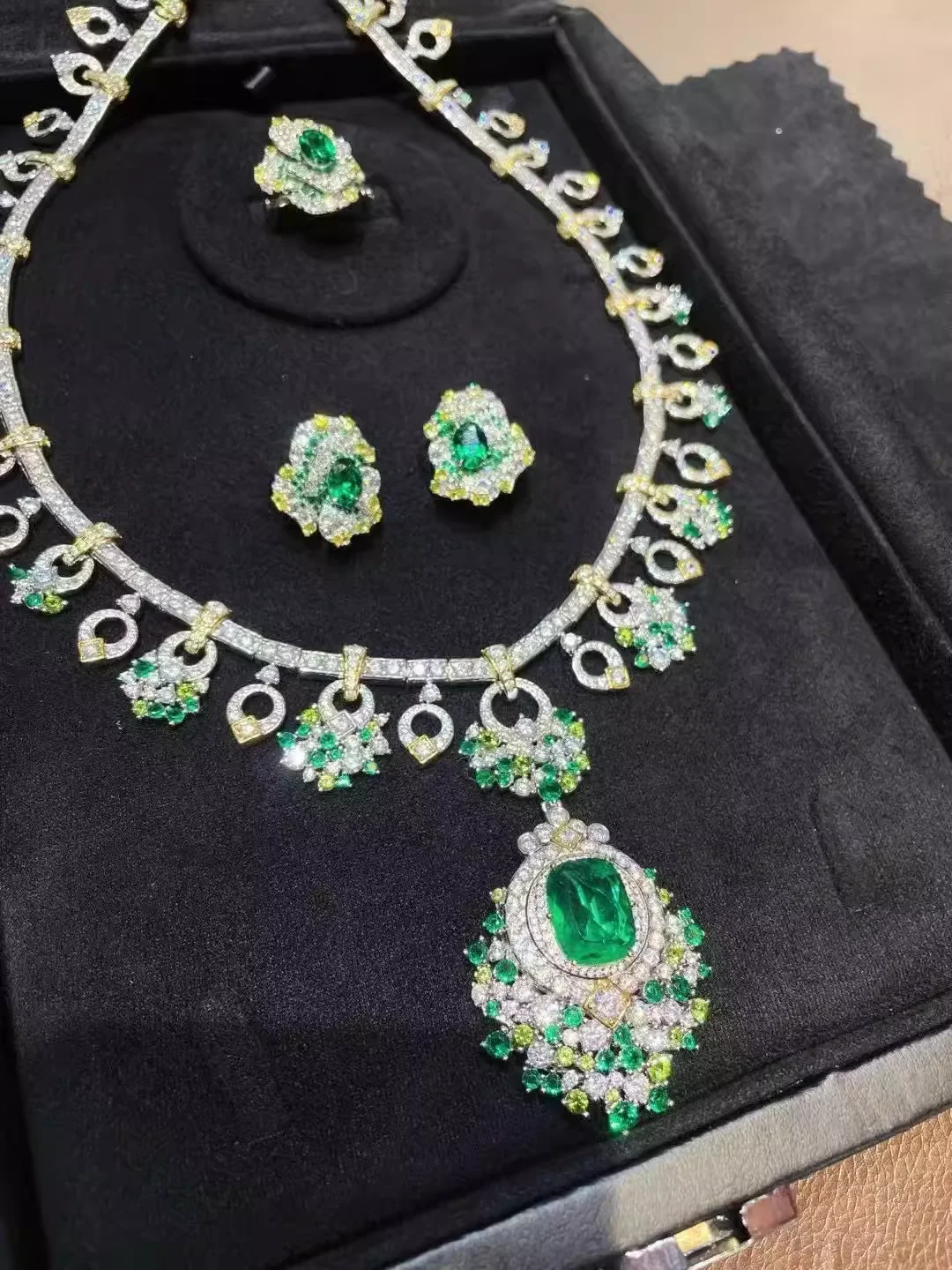 ZOCA 925 Sterling Silver Green Flower Jewelry Set - Necklace Ring Earrings - Luxury Elegant Women's Collection
ZOCA 925 Sterling Silver Green Flower Jewelry Set - Necklace Ring Earrings - Luxury Elegant Women's Collection