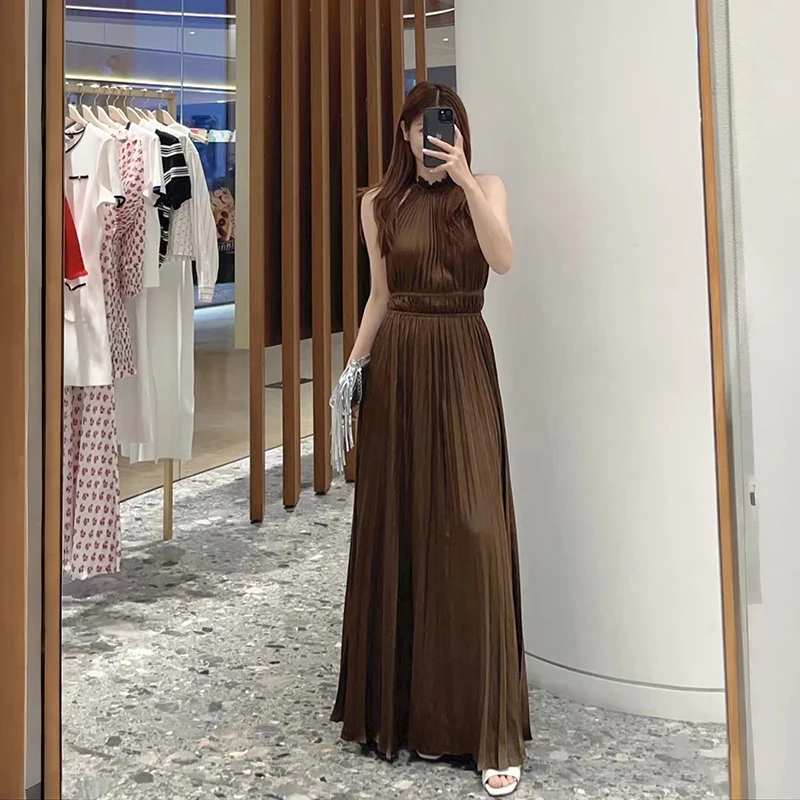 Summer New Satin Sleeveless Luxury Pleated Long Dress Smooth Color Hanging Neck Shoulder Bared Waist Cinched Pleated Dress
Summer New Satin Sleeveless Luxury Pleated Long Dress Smooth Color Hanging Neck Shoulder Bared Waist Cinched Pleated Dress