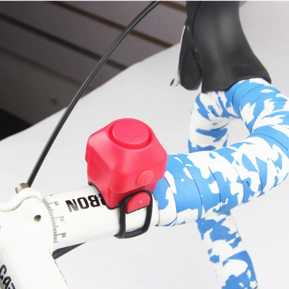 High Quality Plastics Bicycle Electronic Horn 130 db Accessories Loud Warning Sound Alarm E-bike Siren Trumpet Alarm
High Quality Plastics Bicycle Electronic Horn 130 db Accessories Loud Warning Sound Alarm E-bike Siren Trumpet Alarm