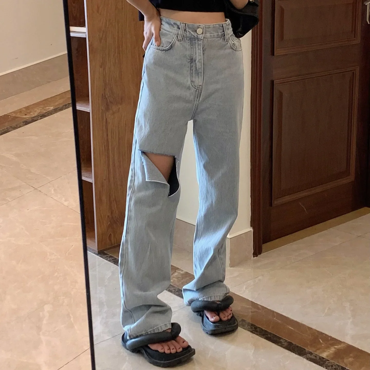 Denim Trousers Comfortable Silhouette Tailoring Washed Distressed Light Blue Straight Women Jeans
Denim Trousers Comfortable Silhouette Tailoring Washed Distressed Light Blue Straight Women Jeans