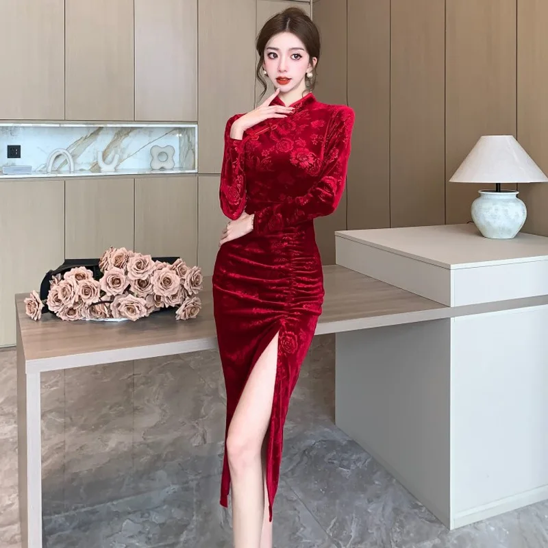 Improved Long Cheongsam Autumn/winter 2024 Elegant Young Gold Velvet Long-sleeved Retro Qipao Dress
Improved Long Cheongsam Autumn/winter 2024 Elegant Young Gold Velvet Long-sleeved Retro Qipao Dress