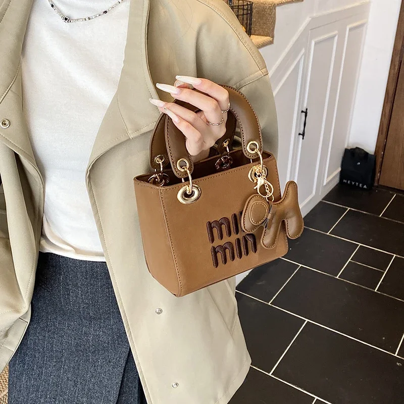 Elegant High-End Designer Diaper Bag A Classic Solid Color Leather Crossbody Bag With Letter Logo For Fashion Women
Elegant High-End Designer Diaper Bag A Classic Solid Color Leather Crossbody Bag With Letter Logo For Fashion Women