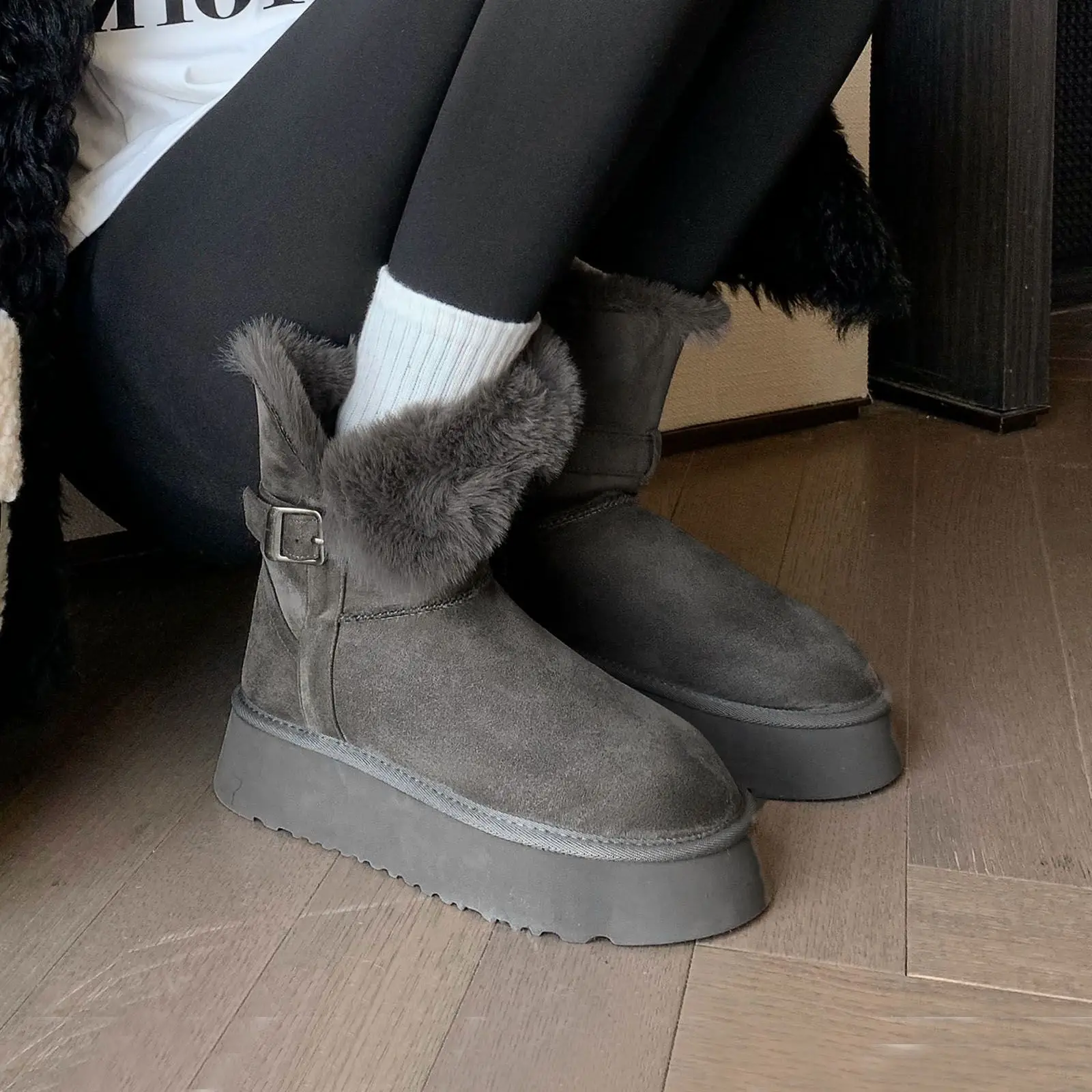 Arden Furtado 2024 Winter Suede Platform Snow boots Round toe Pull-on Middle heel Belt buckle Thickened Wool Blend Short boots
Arden Furtado 2024 Winter Suede Platform Snow boots Round toe Pull-on Middle heel Belt buckle Thickened Wool Blend Short boots