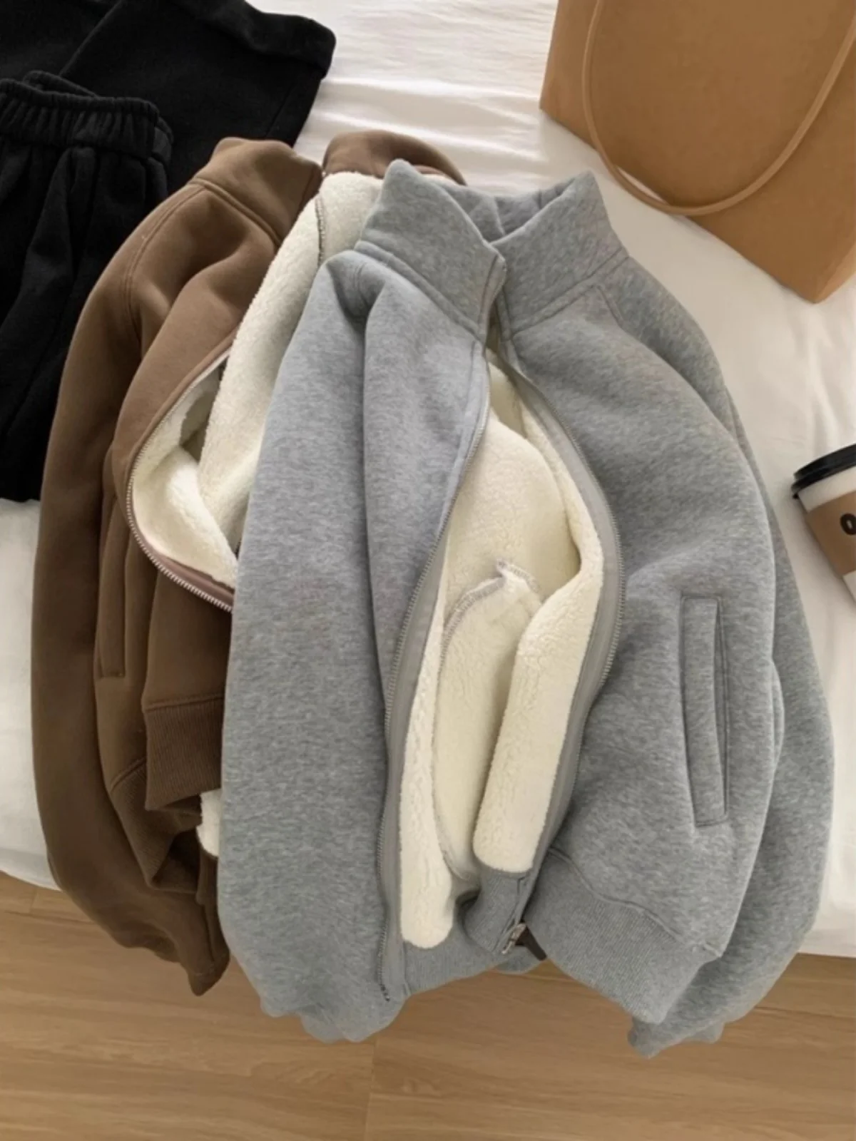 Women's Thickened Lamb Velvet Sweatshirt Jacket Zipper Stand Collar Cardigan Warm Casual Outerwear Korean Style Long Sleeve
Women's Thickened Lamb Velvet Sweatshirt Jacket Zipper Stand Collar Cardigan Warm Casual Outerwear Korean Style Long Sleeve