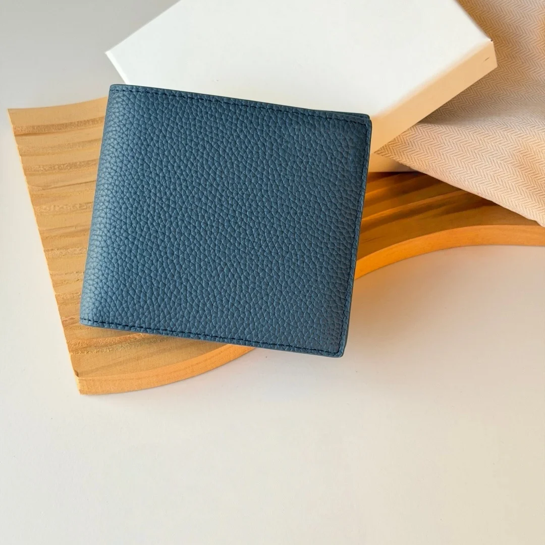 L1147 Luxury Brand Men's Bag Handmade Unisex Bi-fold Wallet Lychee-Grained Cowhide Business Card ID Holder Puzzle Holiday Gift
L1147 Luxury Brand Men's Bag Handmade Unisex Bi-fold Wallet Lychee-Grained Cowhide Business Card ID Holder Puzzle Holiday Gift
