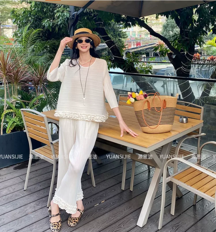Two-piece set featuring a loose-fit T-shirt with ruffled hems and cropped straight-leg casual lace-trimmed pants IN STOCK
Two-piece set featuring a loose-fit T-shirt with ruffled hems and cropped straight-leg casual lace-trimmed pants IN STOCK