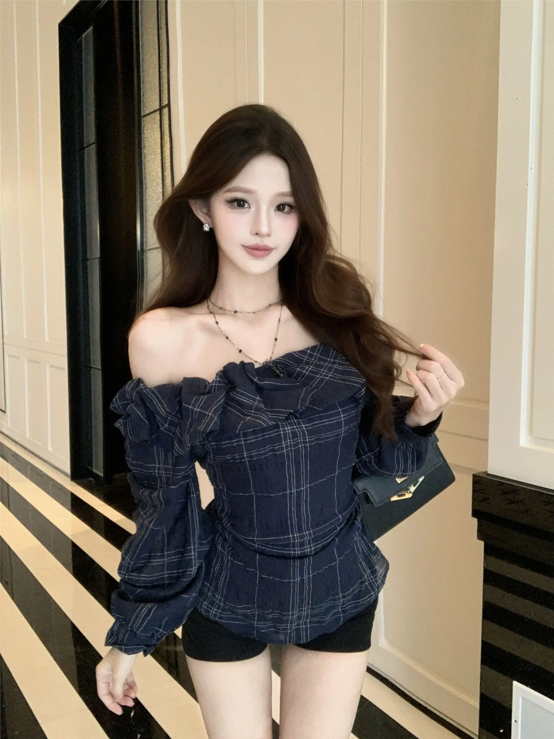 Korean Plaid One-Shoulder Waist-Hugging Slim Shirt Women Early Autumn New Niche Time Versatile Fashion Long-Sleeved Top
Korean Plaid One-Shoulder Waist-Hugging Slim Shirt Women Early Autumn New Niche Time Versatile Fashion Long-Sleeved Top
