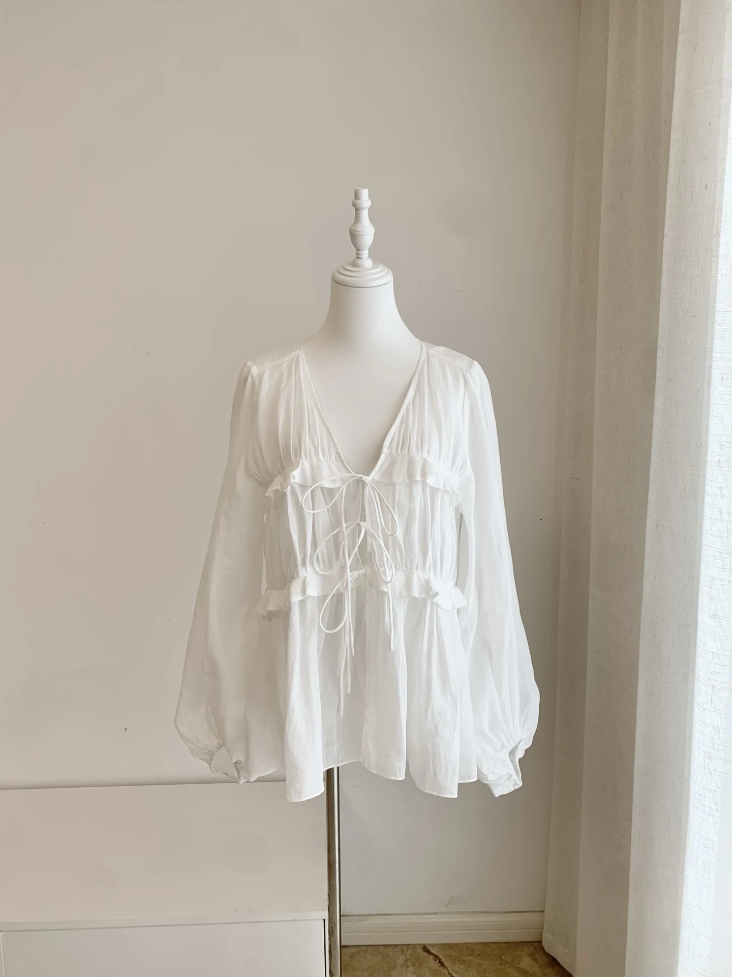 Женская блузка из рами с V-образным вырезом, шнуровкой, рюшами и длинными рукавами, белая
Женская блузка из рами с V-образным вырезом, шнуровкой, рюшами и длинными рукавами, белая