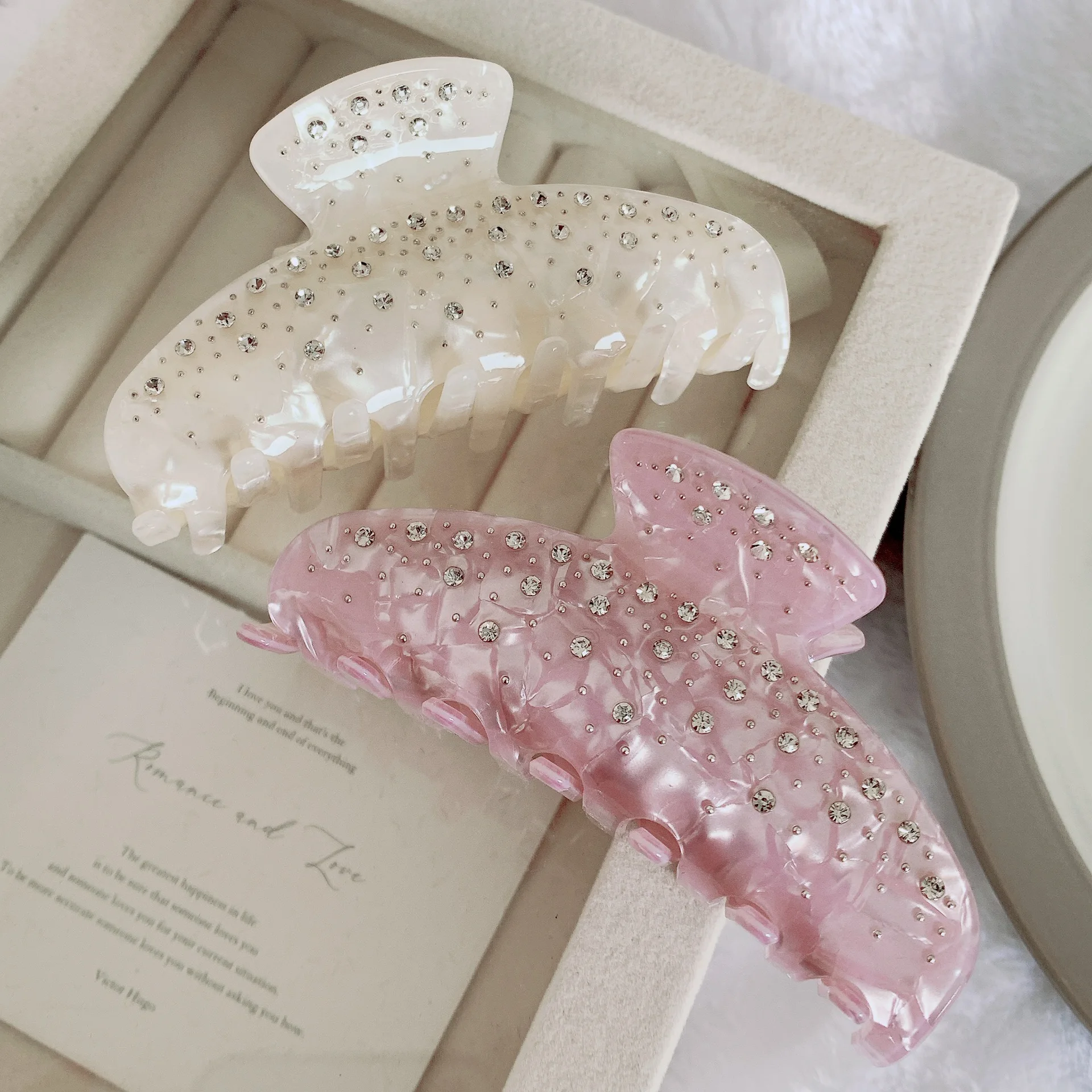 DuoShang Sweet Elegant Rhinestone Hair Claw Acetate Claw Clips Valentine's Day Gift Crab Hair Clips for Women Hair Accessories
DuoShang Sweet Elegant Rhinestone Hair Claw Acetate Claw Clips Valentine's Day Gift Crab Hair Clips for Women Hair Accessories