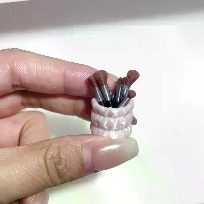 Doll Accessories 1/12 Scale Miniature Makeup Brush Pen Holder Set Dollhouse Simulation Model Ornament Scene Decoration Toy Gift
Doll Accessories 1/12 Scale Miniature Makeup Brush Pen Holder Set Dollhouse Simulation Model Ornament Scene Decoration Toy Gift