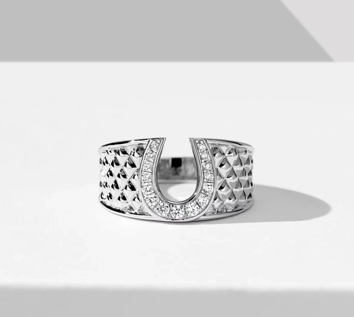 Luxury Vintage Horseshoe Hollow Hammer Pattern Ring 925 Sterling Silver Gold Plated Zircon Rings For Women
Luxury Vintage Horseshoe Hollow Hammer Pattern Ring 925 Sterling Silver Gold Plated Zircon Rings For Women