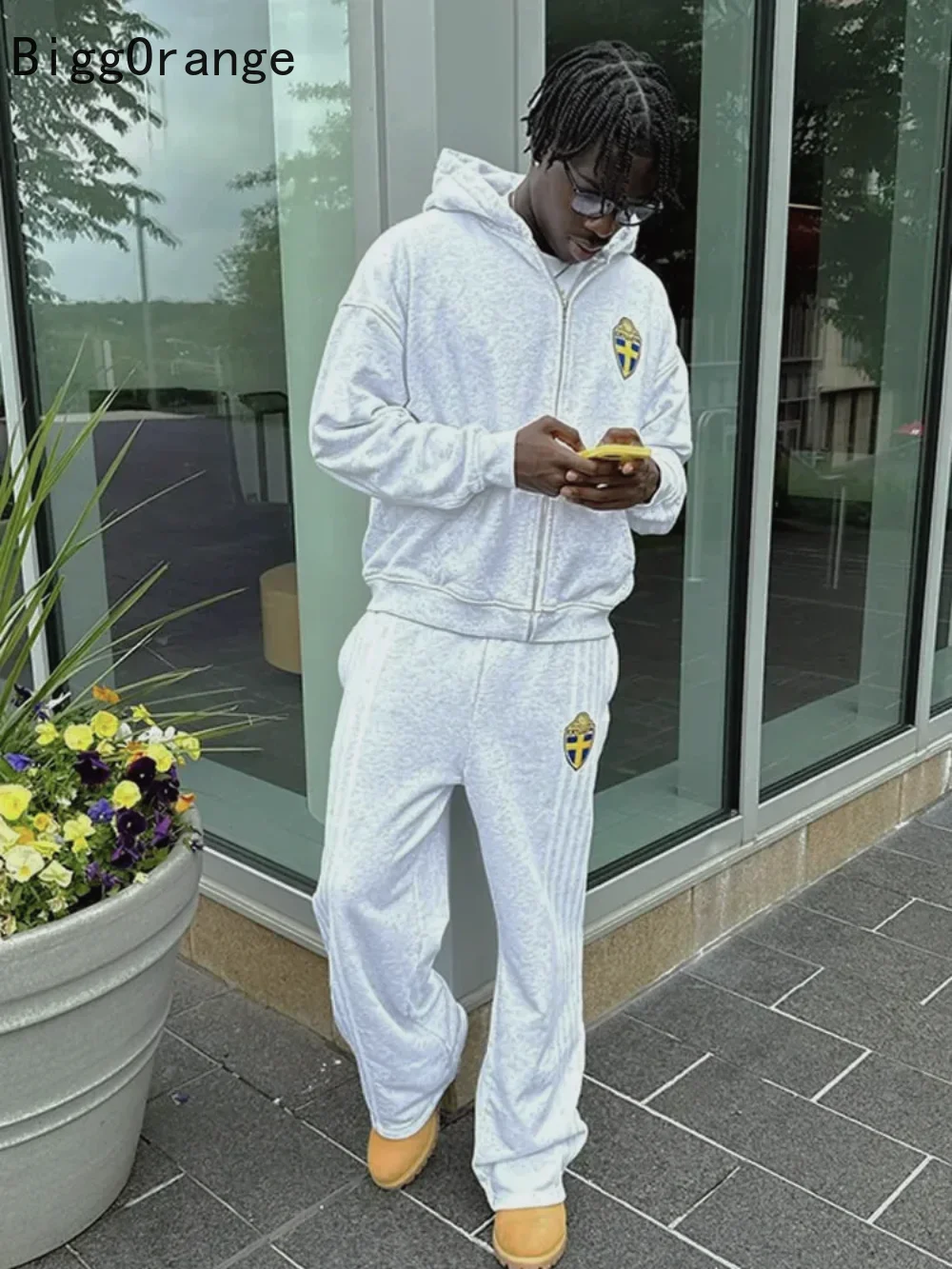 2025 men's white sports suit hooded design loose fit and comfortable outing the street first choice hooded plus badge elements
2025 men's white sports suit hooded design loose fit and comfortable outing the street first choice hooded plus badge elements