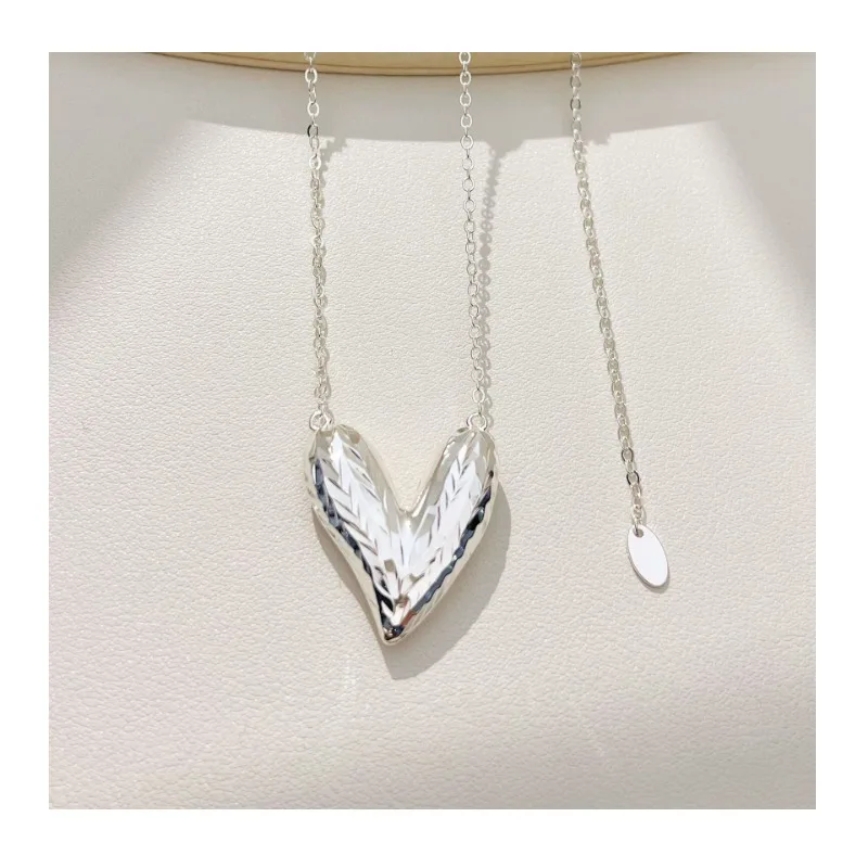 High Sense Simple Metal Love Pendant Necklace Fashion Light Luxury Commuter Jewelry
High Sense Simple Metal Love Pendant Necklace Fashion Light Luxury Commuter Jewelry