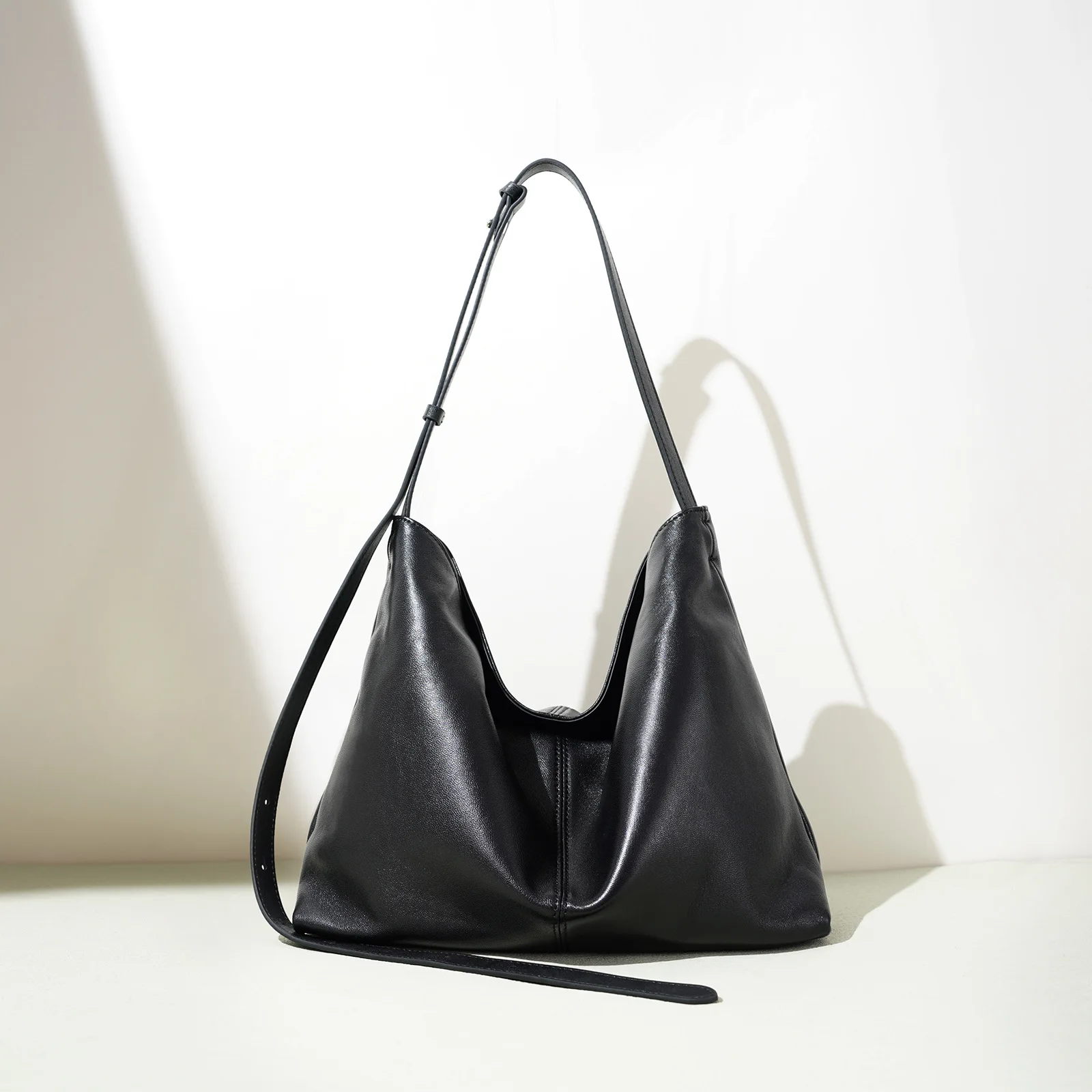 2025 New Lambskin Leather Tote Bag Quality Texture Commuting Shoulder Bag Unique Slouchy Style Large Capacity Women's Handbag
2025 New Lambskin Leather Tote Bag Quality Texture Commuting Shoulder Bag Unique Slouchy Style Large Capacity Women's Handbag