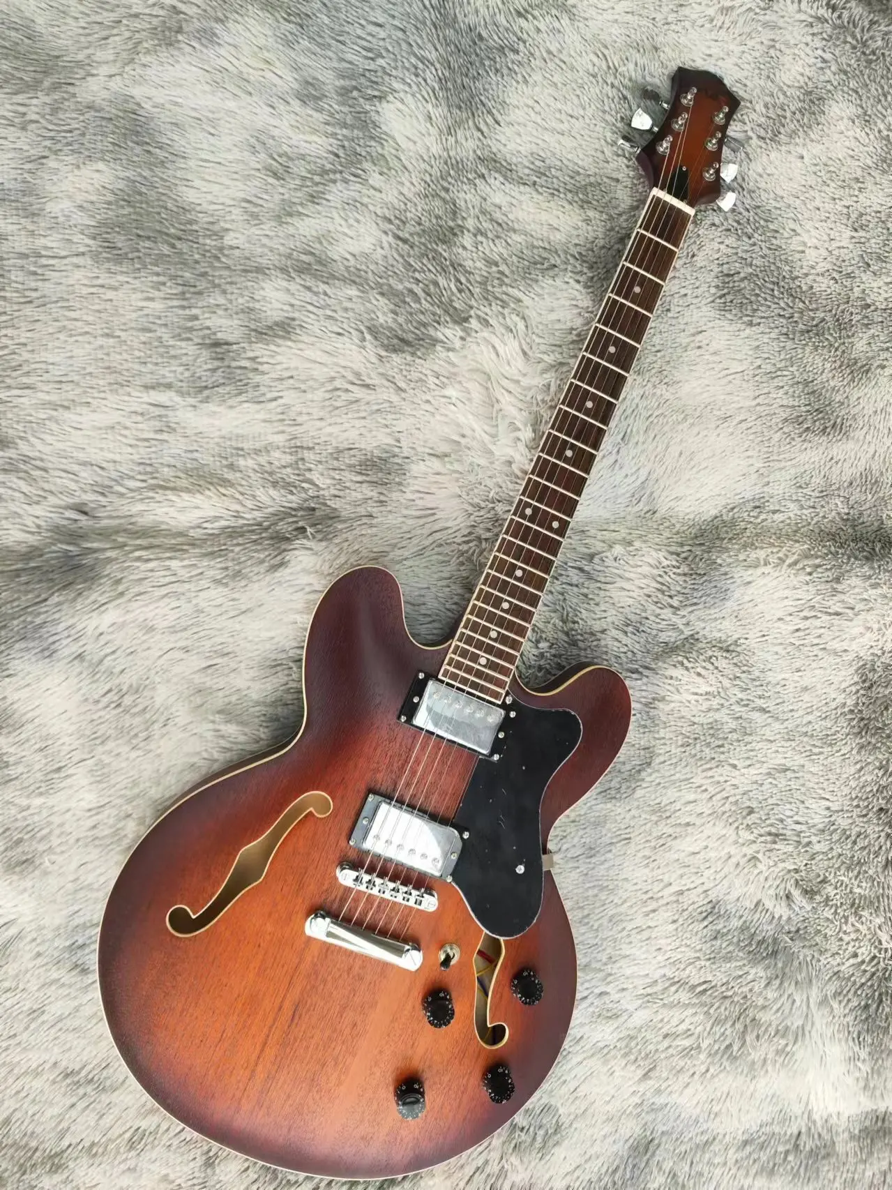 EA~RT Spot electric guitar, made in China, genuine, matte, free shipping 3 days delivery 
EA~RT Spot electric guitar, made in China, genuine, matte, free shipping 3 days delivery