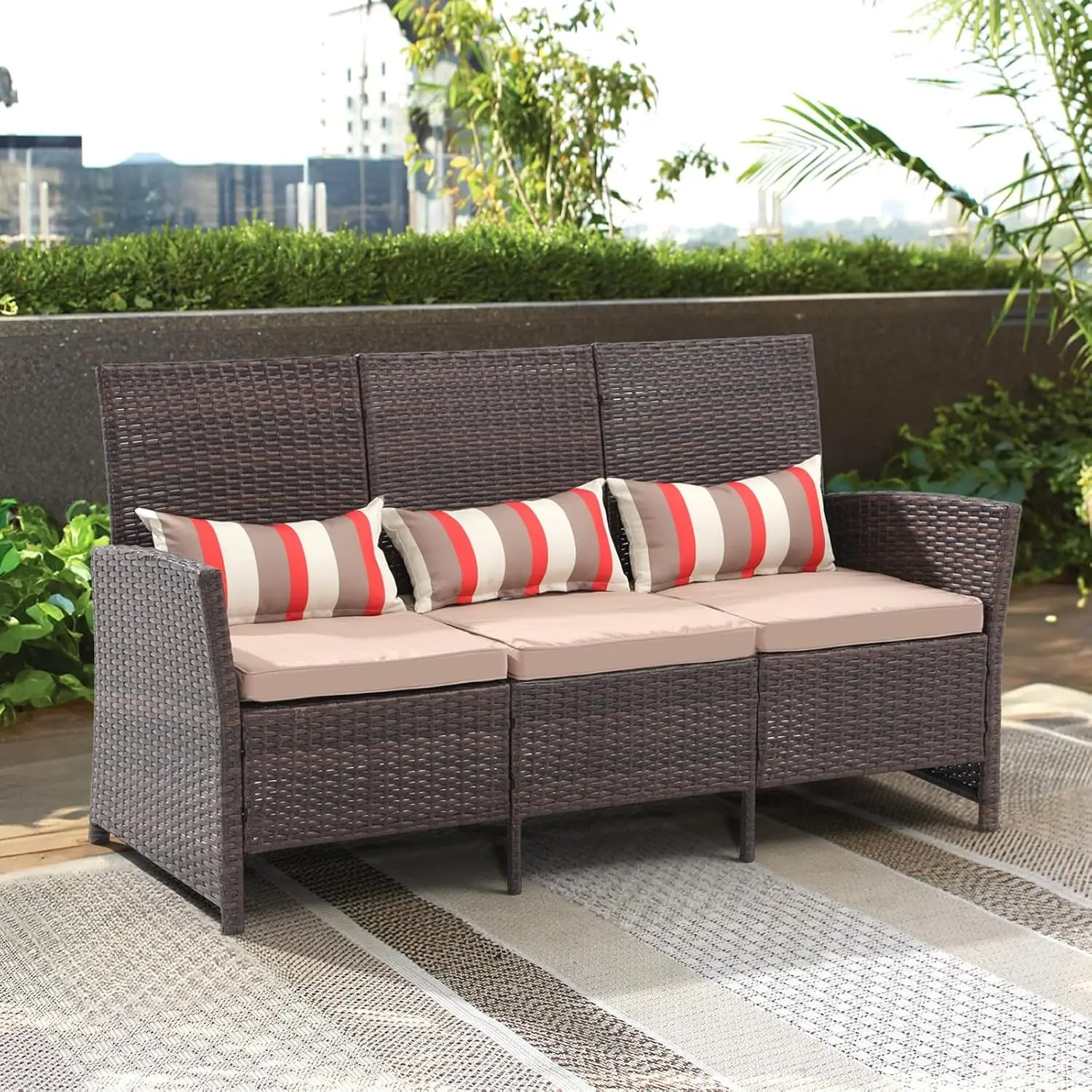 Уличная мебель: 3-местный диван для патио, плетеный диван из коричневого PE-ротанга с бежевыми подушками и поясничными подушками, для веранды, заднего двора
Уличная мебель: 3-местный диван для патио, плетеный диван из коричневого PE-ротанга с бежевыми подушками и поясничными подушками, для веранды, заднего двора