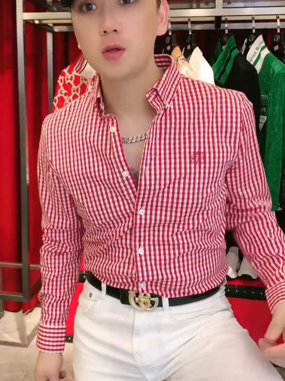 Универсальный повседневный деловой костюм в клетку для ранней осени: стильный, удобный, элегантный и практичный.
Универсальный повседневный деловой костюм в клетку для ранней осени: стильный, удобный, элегантный и практичный.