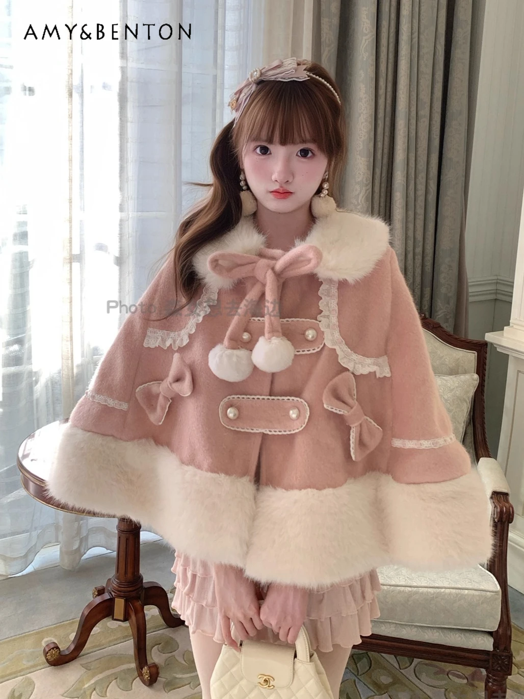Winter New Cute Warm Fluffy Cape Coat Sweet Girl Style Turn-down Collar Bowknot Pom-pom Pendant Thickened Short Cape Shawl Women
Winter New Cute Warm Fluffy Cape Coat Sweet Girl Style Turn-down Collar Bowknot Pom-pom Pendant Thickened Short Cape Shawl Women
