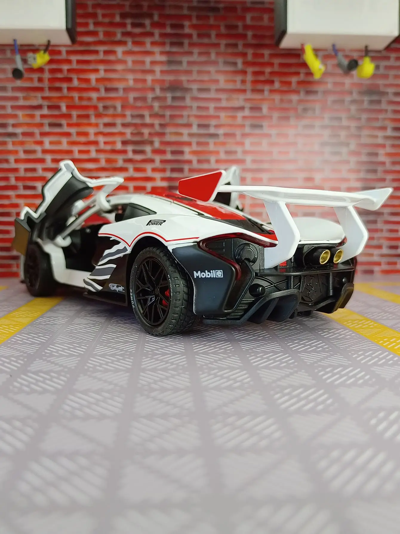1:22 Simulation McLaren P1 GTR Alloy Car Model: Doors and hood can be opened, sound and light return power supercar gift
1:22 Simulation McLaren P1 GTR Alloy Car Model: Doors and hood can be opened, sound and light return power supercar gift