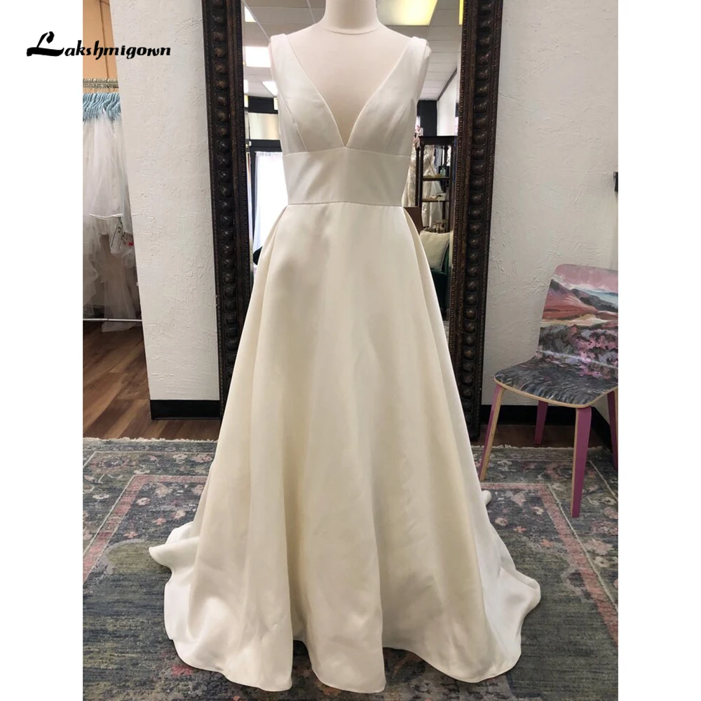 Simple Sexy V Neck Sleeveless Open Back Button Pleat Satin A-Line Wedding Dress For Women Boho Bridal Gowns Sweep Vestidos Robe
Simple Sexy V Neck Sleeveless Open Back Button Pleat Satin A-Line Wedding Dress For Women Boho Bridal Gowns Sweep Vestidos Robe