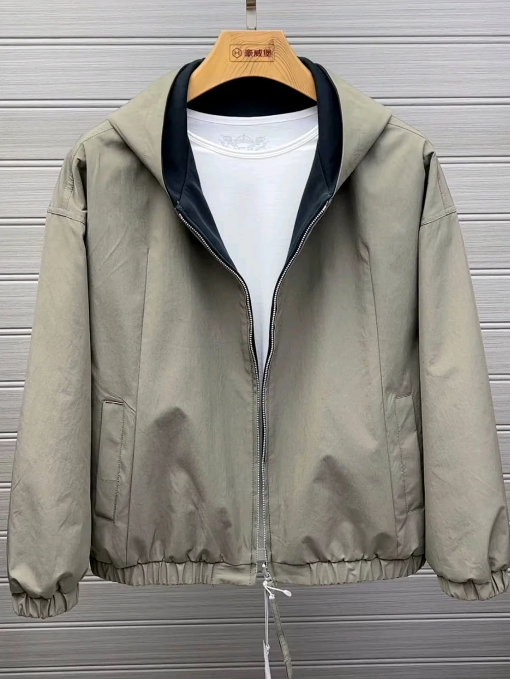 Новая мужская двусторонняя куртка с капюшоном, класса люкс, стильная, приталенная, с длинными рукавами, антибактериальная, китайского производства, молодежная мода
Новая мужская двусторонняя куртка с капюшоном, класса люкс, стильная, приталенная, с длинными рукавами, антибактериальная, китайского производства, молодежная мода