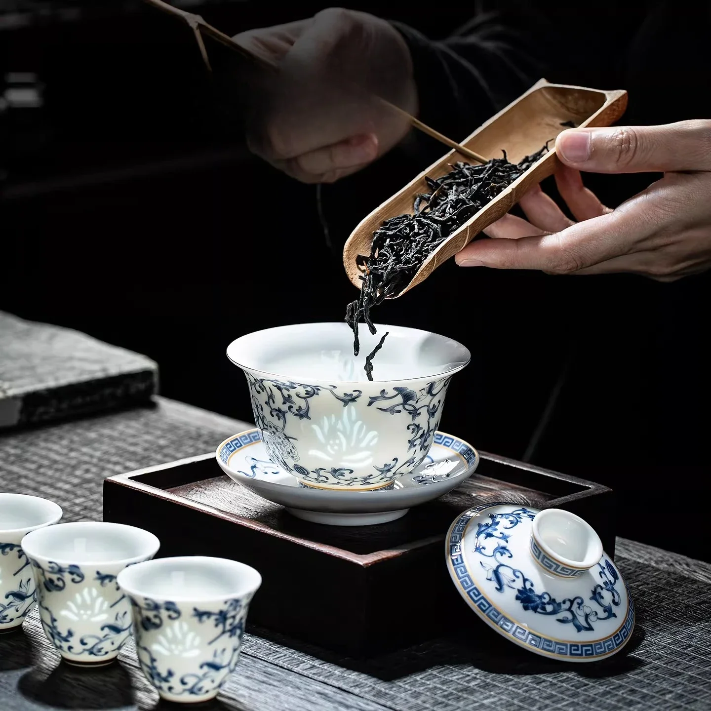 CLLminimalist blue and white porcelain exquisite tangled lotus sancai cover bowl teacup single high-end non-hot ceramic
CLLminimalist blue and white porcelain exquisite tangled lotus sancai cover bowl teacup single high-end non-hot ceramic