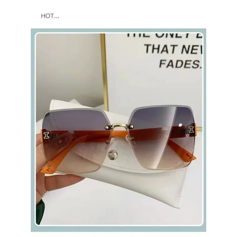 Luxury brand letter Printed frame sunglasses women's frameless gradient fashion popular sun visors Summer Traveling Oculos
Luxury brand letter Printed frame sunglasses women's frameless gradient fashion popular sun visors Summer Traveling Oculos