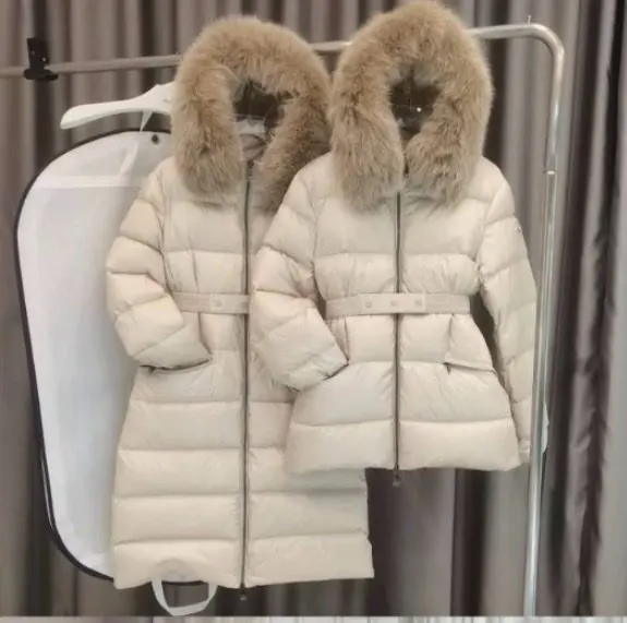 Модный женский пуховик, европейский корейский новый зимний утолщенный плюшевый теплый пиджак средней длины с капюшоном, длинное пальто на белом утином пуху
Модный женский пуховик, европейский корейский новый зимний утолщенный плюшевый теплый пиджак средней длины с капюшоном, длинное пальто на белом утином пуху
