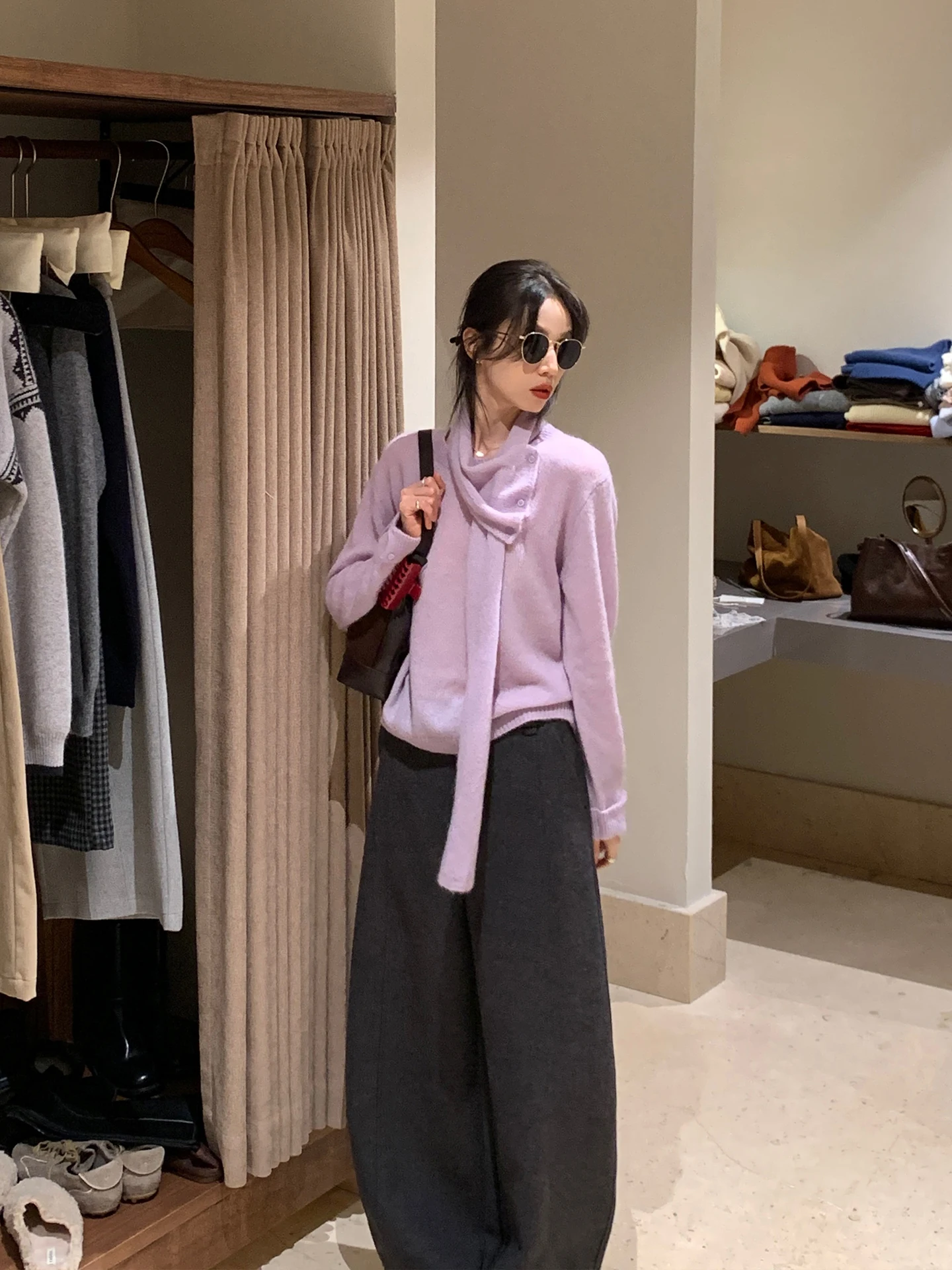 Шикарный корейский шерстяной вязаный свитер для женщин, фиолетовый, универсальный, осенне-зимний, модный, повседневный, свободного кроя, с пуговицами
Шикарный корейский шерстяной вязаный свитер для женщин, фиолетовый, универсальный, осенне-зимний, модный, повседневный, свободного кроя, с пуговицами