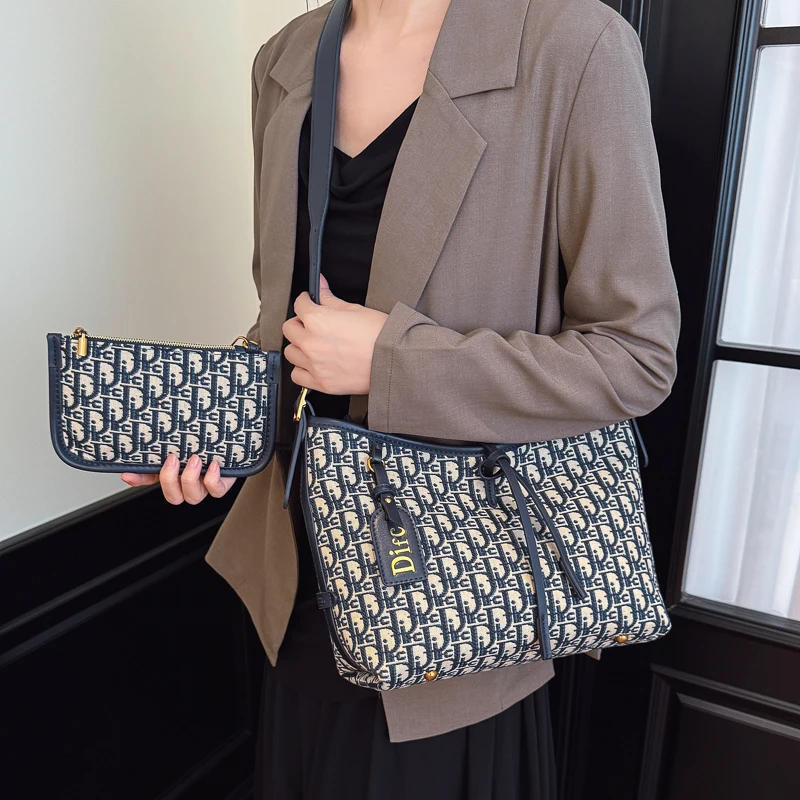 Famous Designer Elegant Leather Handbag for Women, Luxury Shoulder Bag with Classic Popular Appeal for Ladies
Famous Designer Elegant Leather Handbag for Women, Luxury Shoulder Bag with Classic Popular Appeal for Ladies