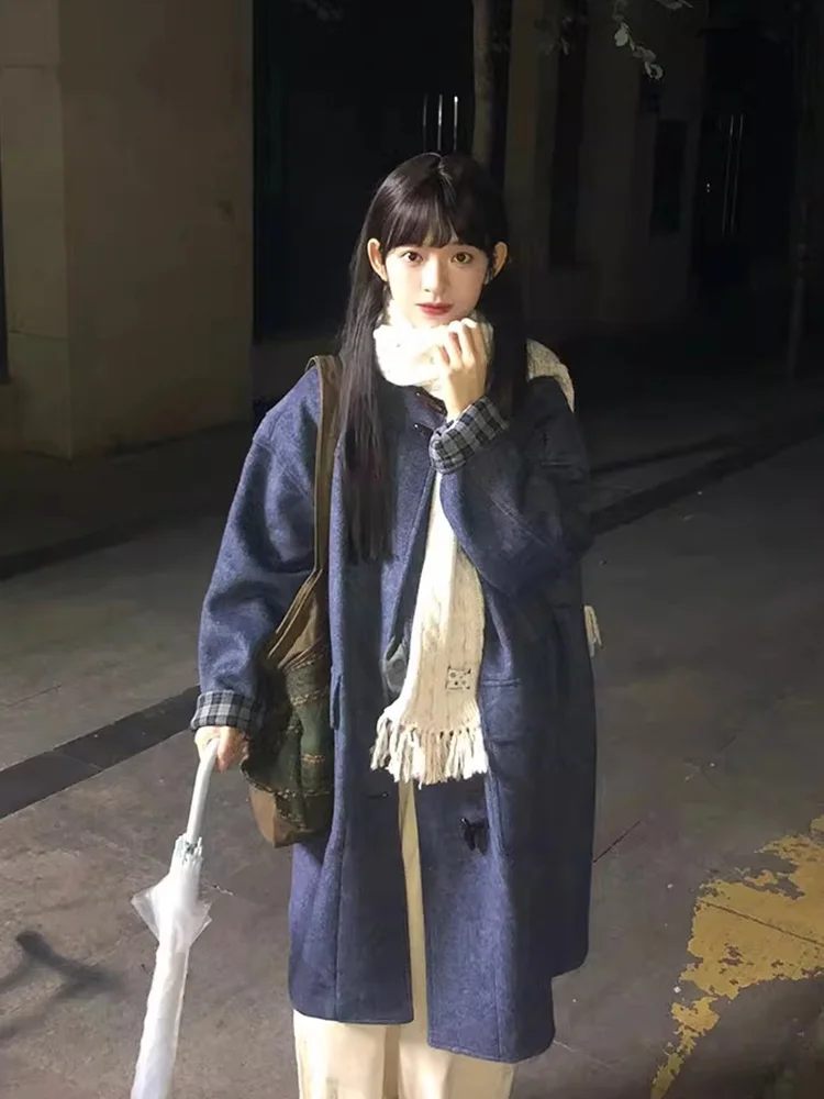 Ретро-корейское шерстяное пальто свободного кроя средней длины для женщин с пуговицами из рога, осенне-зимняя новинка, подходит для невысоких.
Ретро-корейское шерстяное пальто свободного кроя средней длины для женщин с пуговицами из рога, осенне-зимняя новинка, подходит для невысоких.