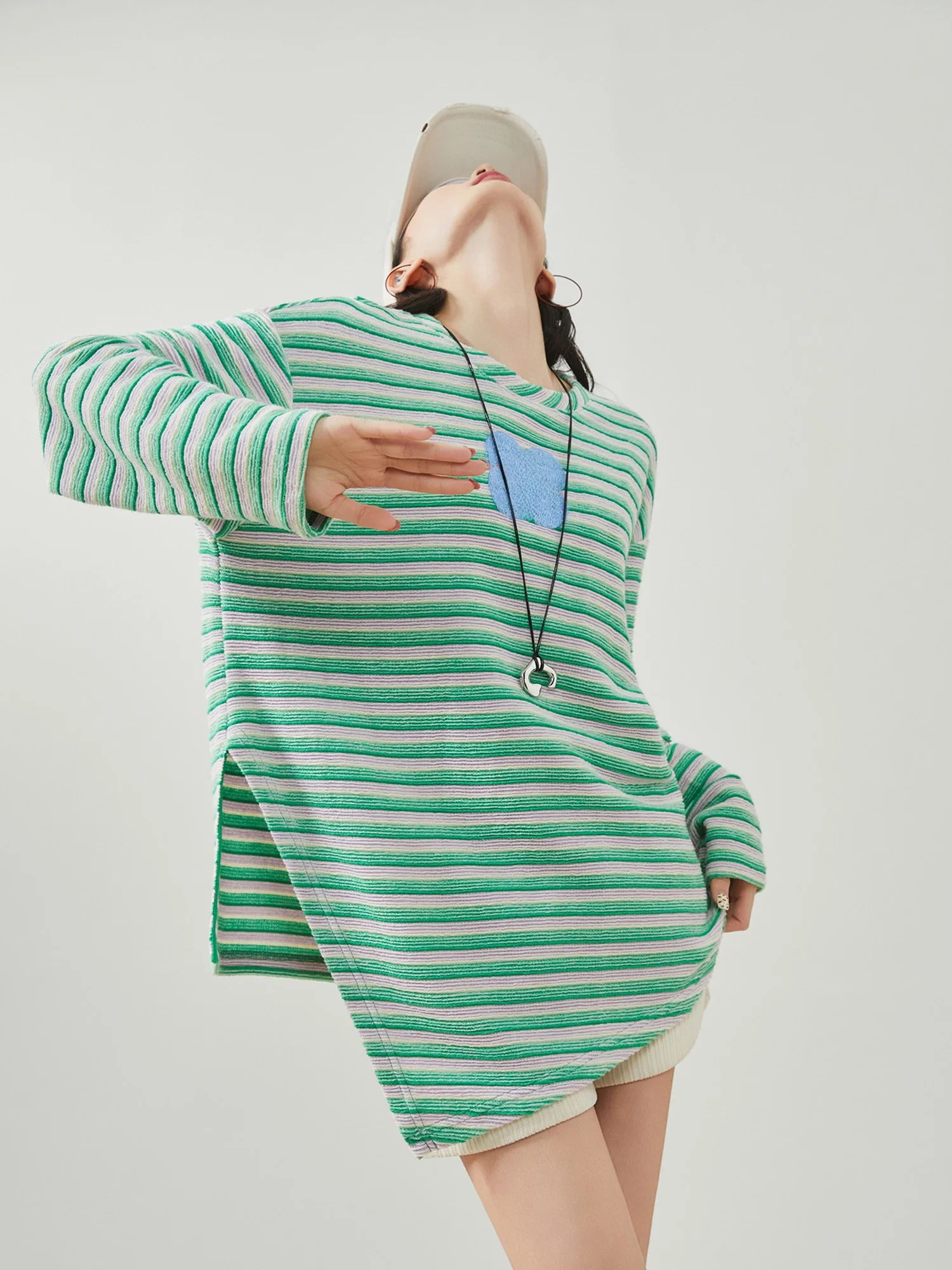 Новая весенняя женская футболка свободного кроя с длинным рукавом, в полоску, с вышивкой, асимметричным разрезом, повседневная, из полиэстера
Новая весенняя женская футболка свободного кроя с длинным рукавом, в полоску, с вышивкой, асимметричным разрезом, повседневная, из полиэстера