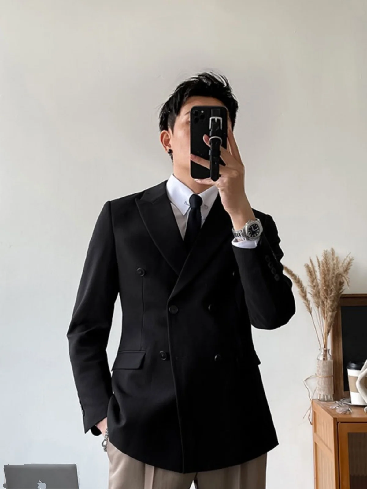 Новая весенняя мужская приталенная двубортная повседневная куртка-пиджак в корейском стиле, не мнущаяся, с классическим воротником
Новая весенняя мужская приталенная двубортная повседневная куртка-пиджак в корейском стиле, не мнущаяся, с классическим воротником