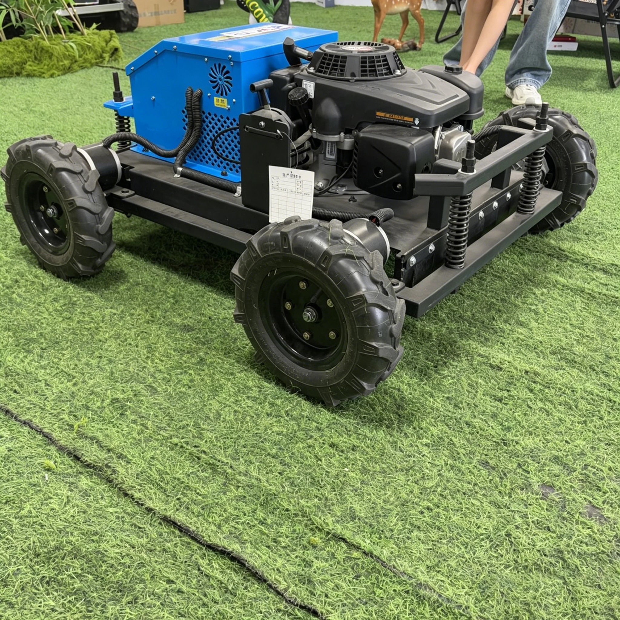 Customized small remote-controlled lawn mower for weeding slopes, orchards, and courtyards, with more flexible uses
Customized small remote-controlled lawn mower for weeding slopes, orchards, and courtyards, with more flexible uses