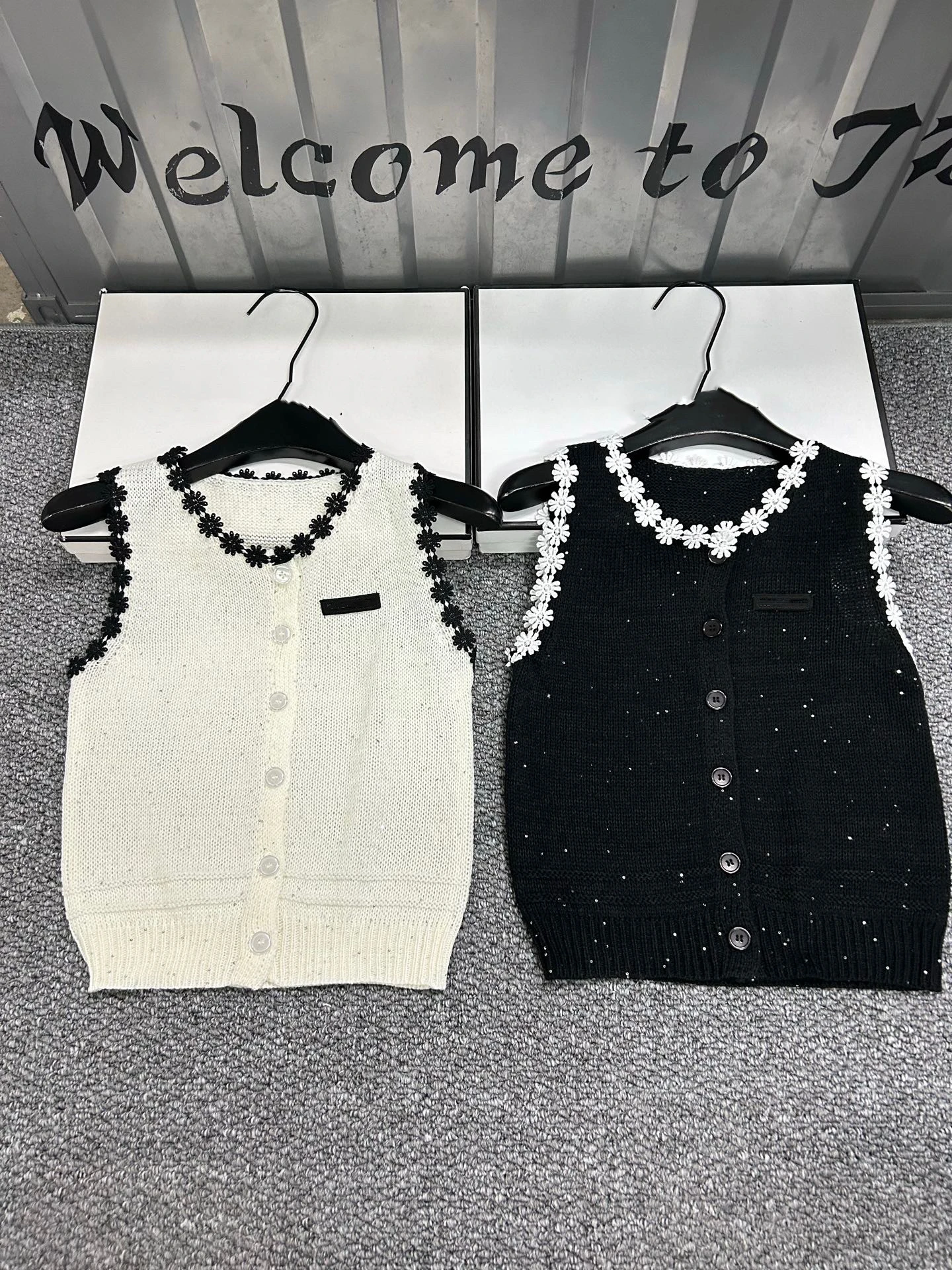 VIBE Spring Summer Knitted Vest Women's Sleeveless Design Sensation Small Flower Decorated Light Weight French Style Cardigan
VIBE Spring Summer Knitted Vest Women's Sleeveless Design Sensation Small Flower Decorated Light Weight French Style Cardigan