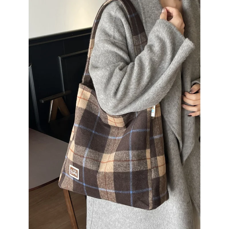 Vintage Plaid Woolen Tote Bag for Women2025New autumn and winter large-capacity versatile shoulder handbag commuter bag
Vintage Plaid Woolen Tote Bag for Women2025New autumn and winter large-capacity versatile shoulder handbag commuter bag