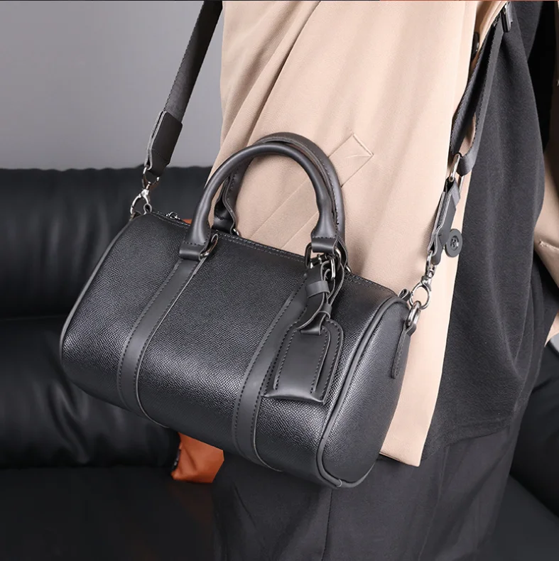 Роскошная мужская сумка через плечо, новый модный дизайн, мужская сумка через плечо из мягкой искусственной кожи, мужские сумки на плечо в форме бочонка Bolsa
Роскошная мужская сумка через плечо, новый модный дизайн, мужская сумка через плечо из мягкой искусственной кожи, мужские сумки на плечо в форме бочонка Bolsa