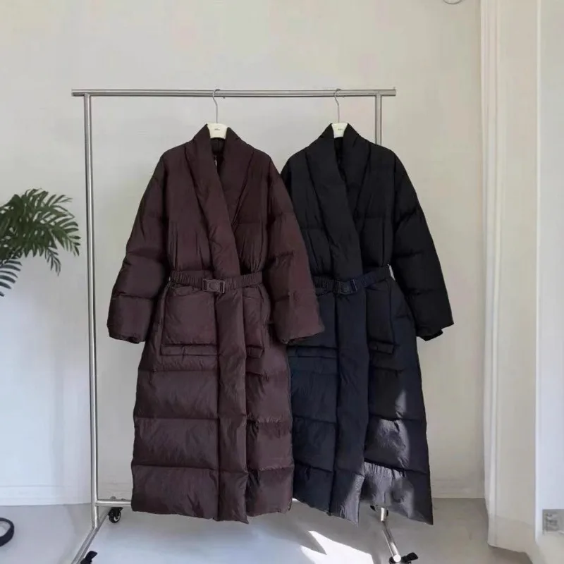 New Winter Minimalist Fashion Traditional Chinese Style Knee-length Waist-cinching White Duck Down Long Down Jacket Long Coat
New Winter Minimalist Fashion Traditional Chinese Style Knee-length Waist-cinching White Duck Down Long Down Jacket Long Coat
