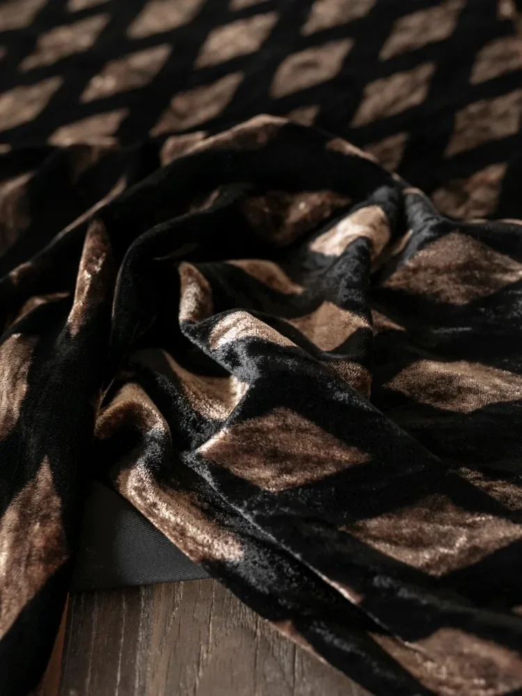 Клетчатая бархатная ткань в стиле ретро, черное золото, дизайнерские ткани, шитье одежды, оптовая продажа, ткань, метры, сделай сам, нейлоновый вискоза, материал
Клетчатая бархатная ткань в стиле ретро, черное золото, дизайнерские ткани, шитье одежды, оптовая продажа, ткань, метры, сделай сам, нейлоновый вискоза, материал