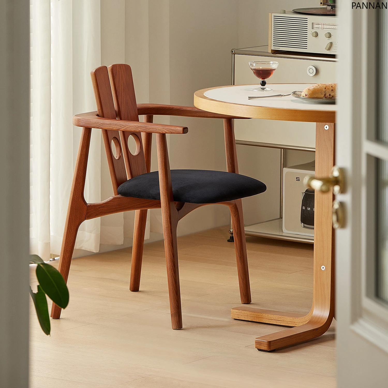New Chinese chair villa large apartment restaurant retro solid wood designer dining chair
New Chinese chair villa large apartment restaurant retro solid wood designer dining chair