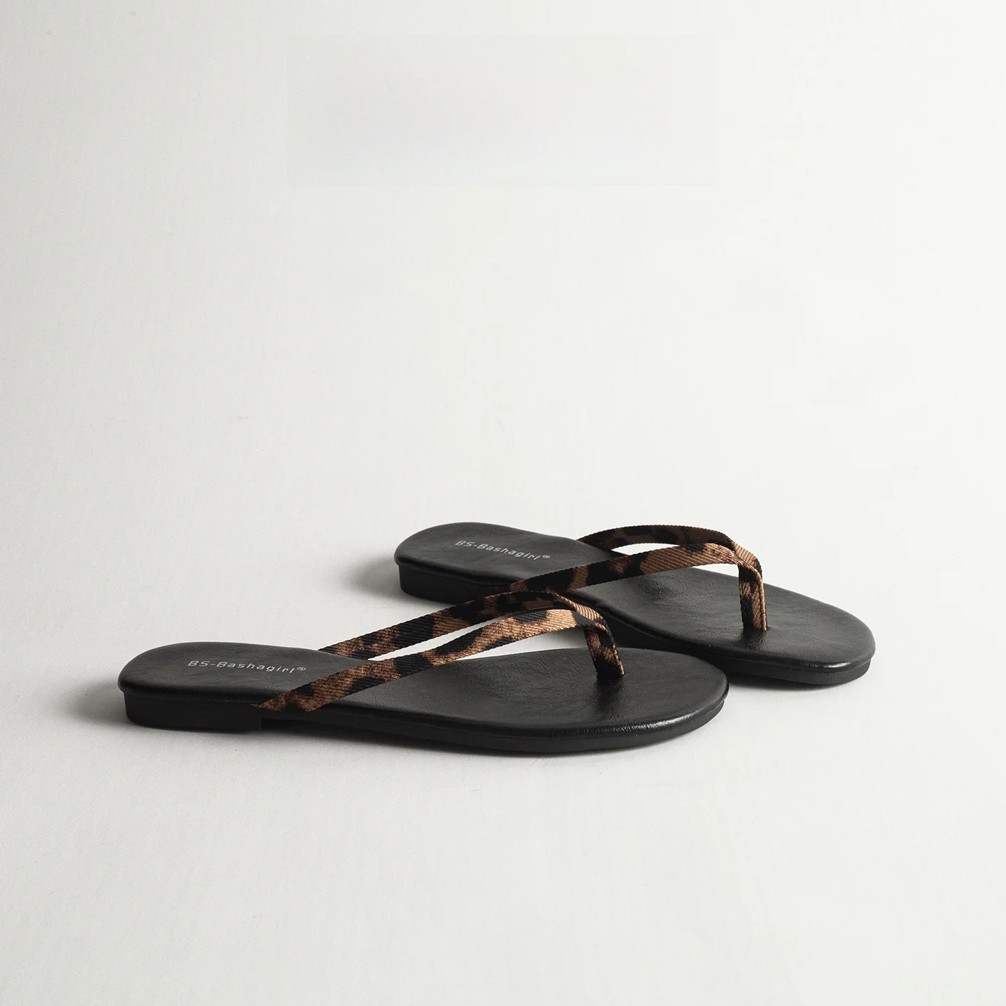 Retro Leopard Print Simple Toe Clip Women's Summer Outdoor Comfortable Versatile Fashion Flat Bottom Casual Beach Sandals
Retro Leopard Print Simple Toe Clip Women's Summer Outdoor Comfortable Versatile Fashion Flat Bottom Casual Beach Sandals