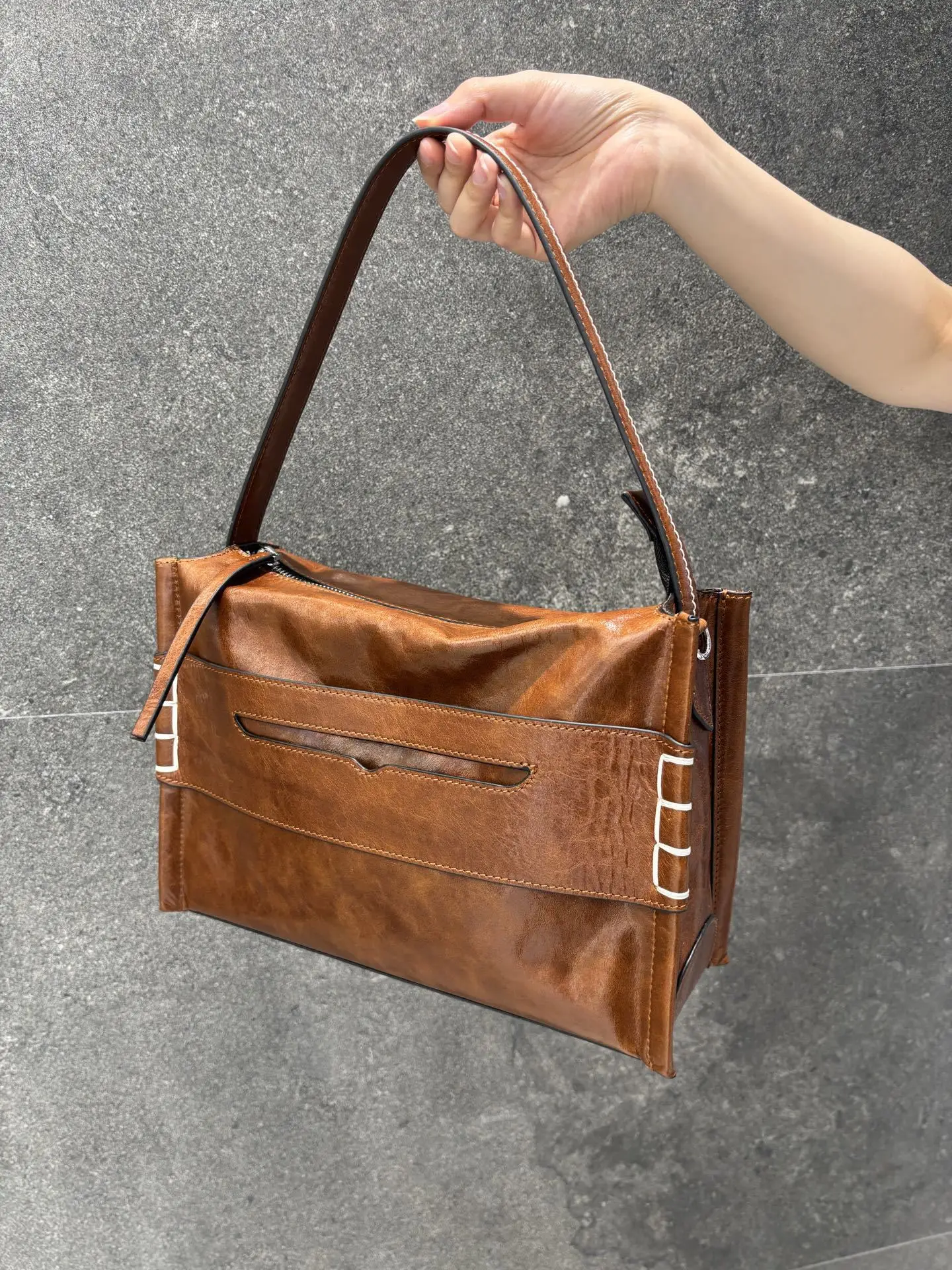 2025 First-layer Oil Wax Cowhide Underarm Bag, European and American Retro Large-capacity Portable Retro Shoulder Messenger Bag
2025 First-layer Oil Wax Cowhide Underarm Bag, European and American Retro Large-capacity Portable Retro Shoulder Messenger Bag