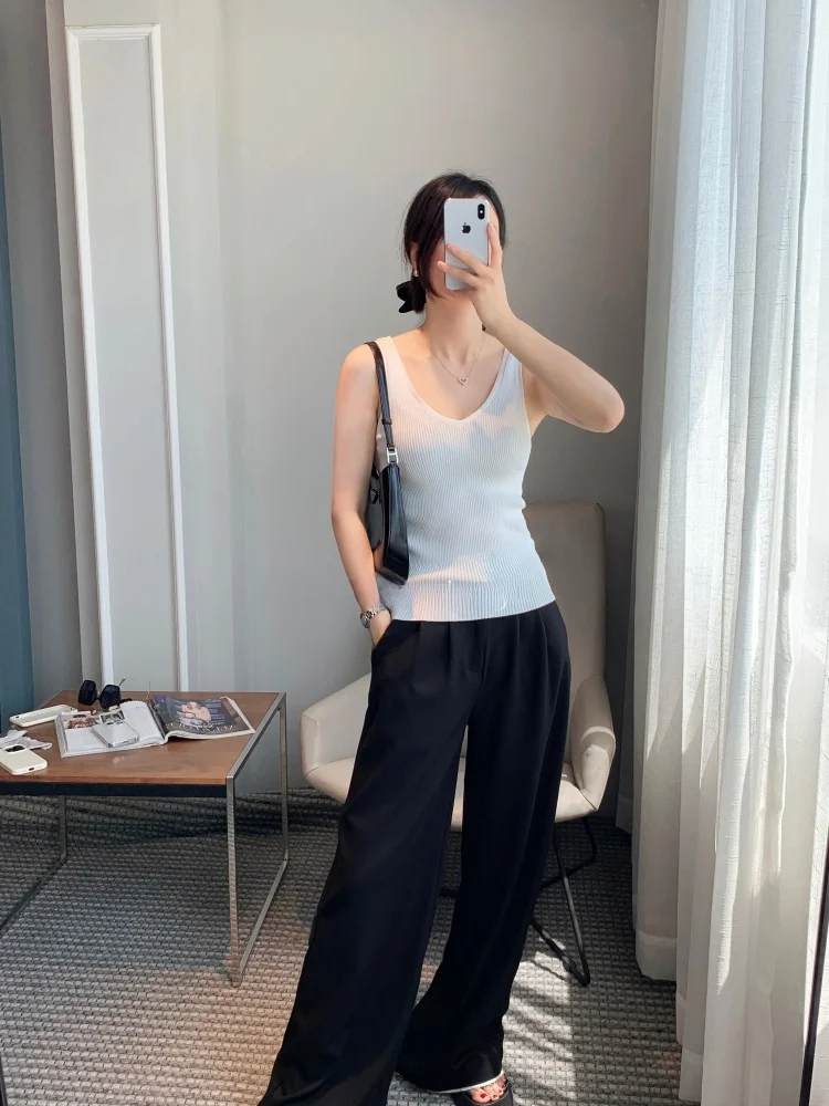 Women's Knitted V-Neck Ice Silk Linen Vest Slim Fit Inner Wear White Pure Color Versatile Short Style Original Design
Women's Knitted V-Neck Ice Silk Linen Vest Slim Fit Inner Wear White Pure Color Versatile Short Style Original Design