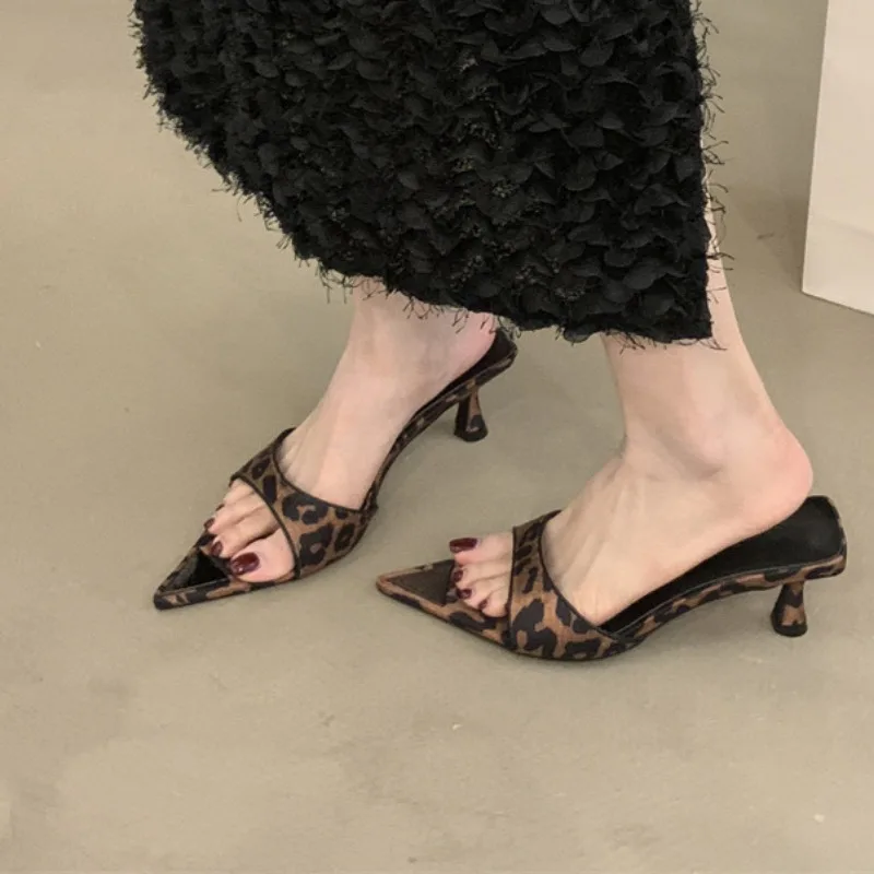 2025 New Open Toe Women's Slippers Fashion Leopard Print Dress Slippers Women Summer Outdoor Plus Size Comfortable High Heels
2025 New Open Toe Women's Slippers Fashion Leopard Print Dress Slippers Women Summer Outdoor Plus Size Comfortable High Heels