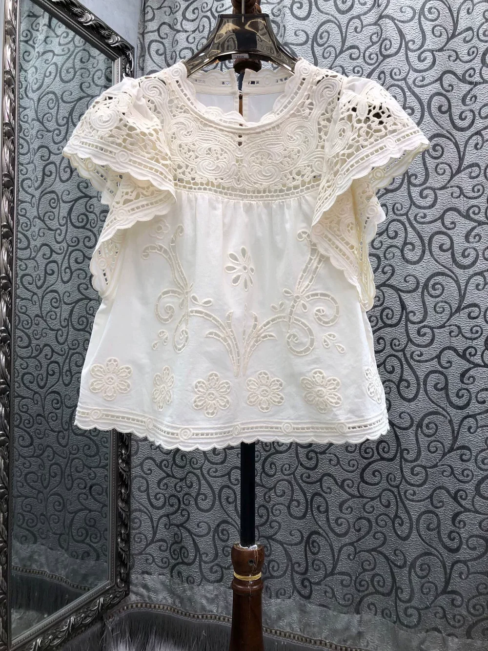 100%Cotton Blouses 2026 Summer Designer Fashion Lady Hollow Out Embroidery Short Sleeve Casual Vintage Tops Blouses Female
100%Cotton Blouses 2026 Summer Designer Fashion Lady Hollow Out Embroidery Short Sleeve Casual Vintage Tops Blouses Female