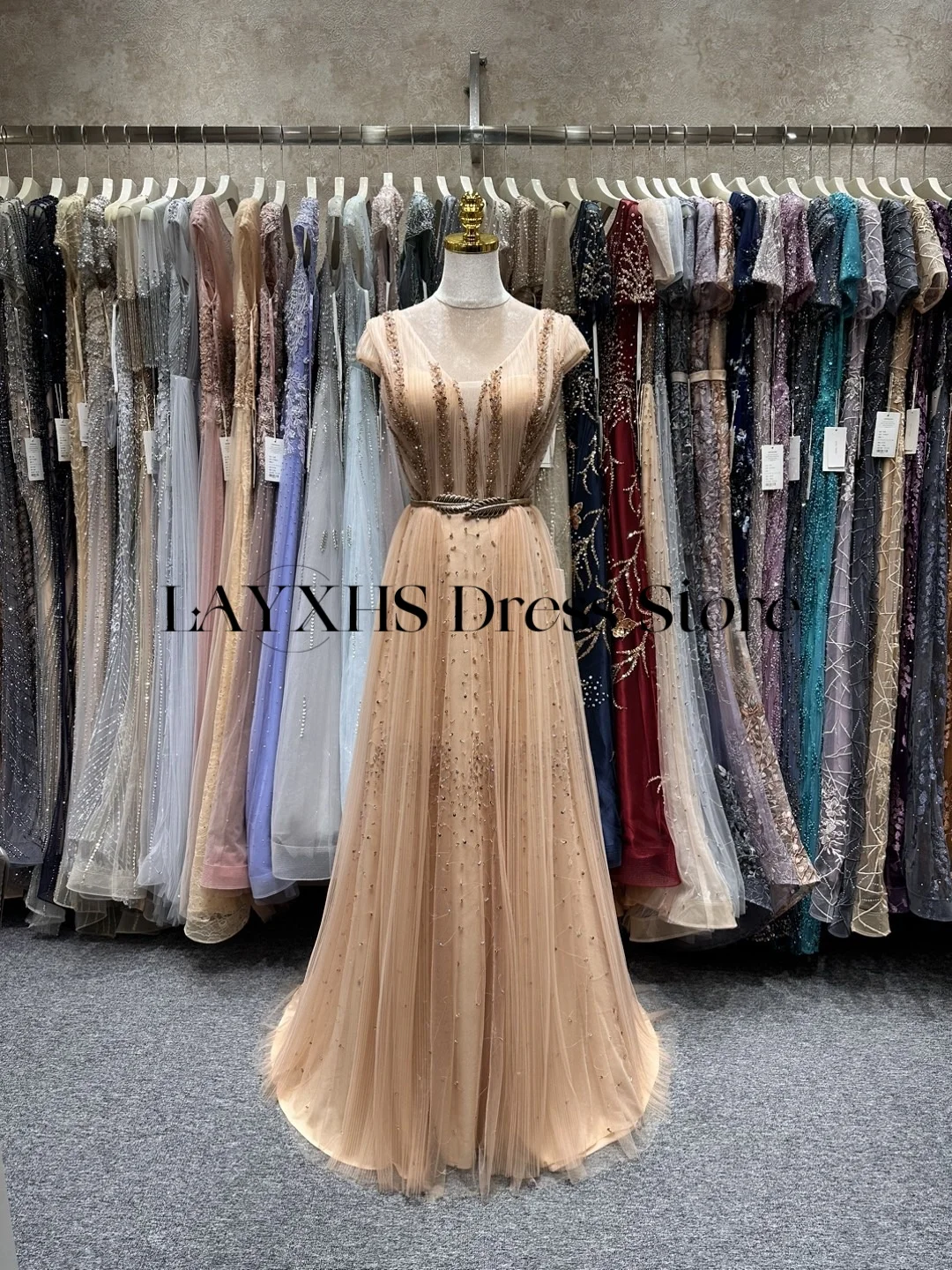 Вечерние платья Дубая с короткими рукавами по индивидуальному заказу, V-образным вырезом и пайетками, трапециевидное платье для выпускного вечера в Саудовской Аравии, 20225, блестящий плиссированный тюль فساتين سهرة
Вечерние платья Дубая с короткими рукавами по индивидуальному заказу, V-образным вырезом и пайетками, трапециевидное платье для выпускного вечера в Саудовской Аравии, 20225, блестящий плиссированный тюль فساتين سهرة