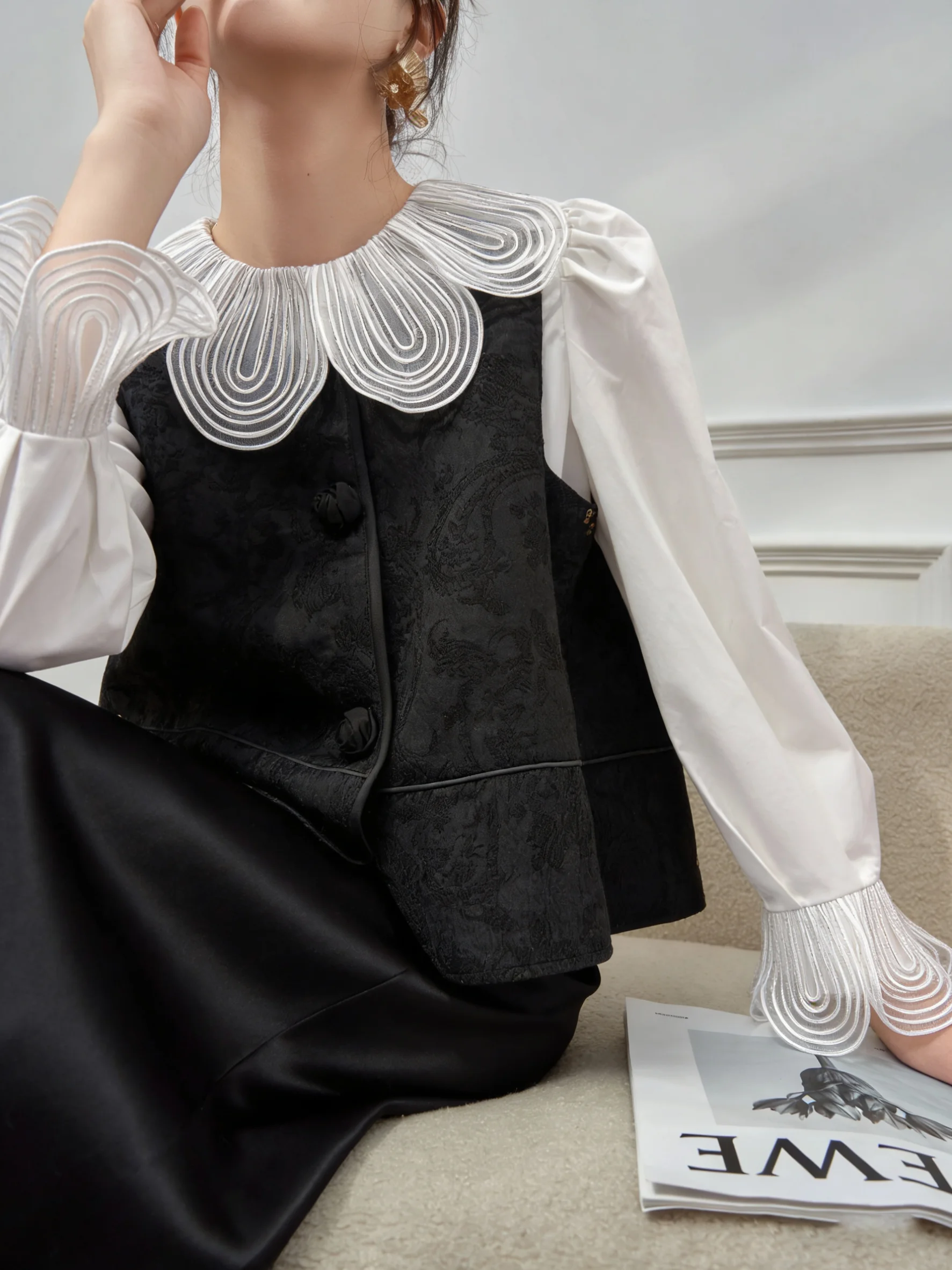 New Chinese Style Vest Shirt Set Women's Fashion Spring Outfit High Waist Loose Fit Casual Wear Pure Color round Neck Button up
New Chinese Style Vest Shirt Set Women's Fashion Spring Outfit High Waist Loose Fit Casual Wear Pure Color round Neck Button up