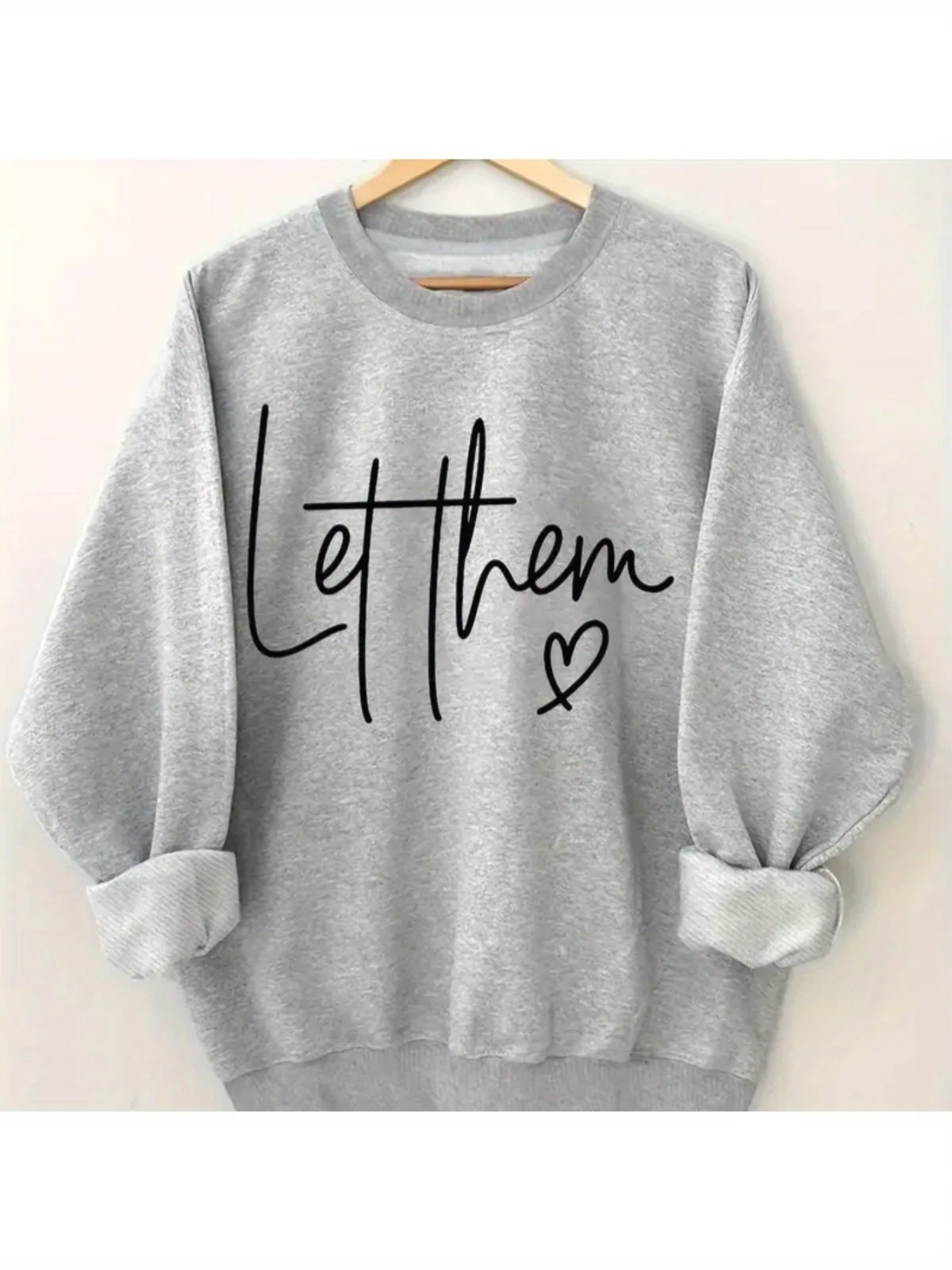 Женская модная повседневная толстовка с круглым вырезом и буквенным узором «Let Them», пуловер с принтом, повседневный свободный и удобный
Женская модная повседневная толстовка с круглым вырезом и буквенным узором «Let Them», пуловер с принтом, повседневный свободный и удобный